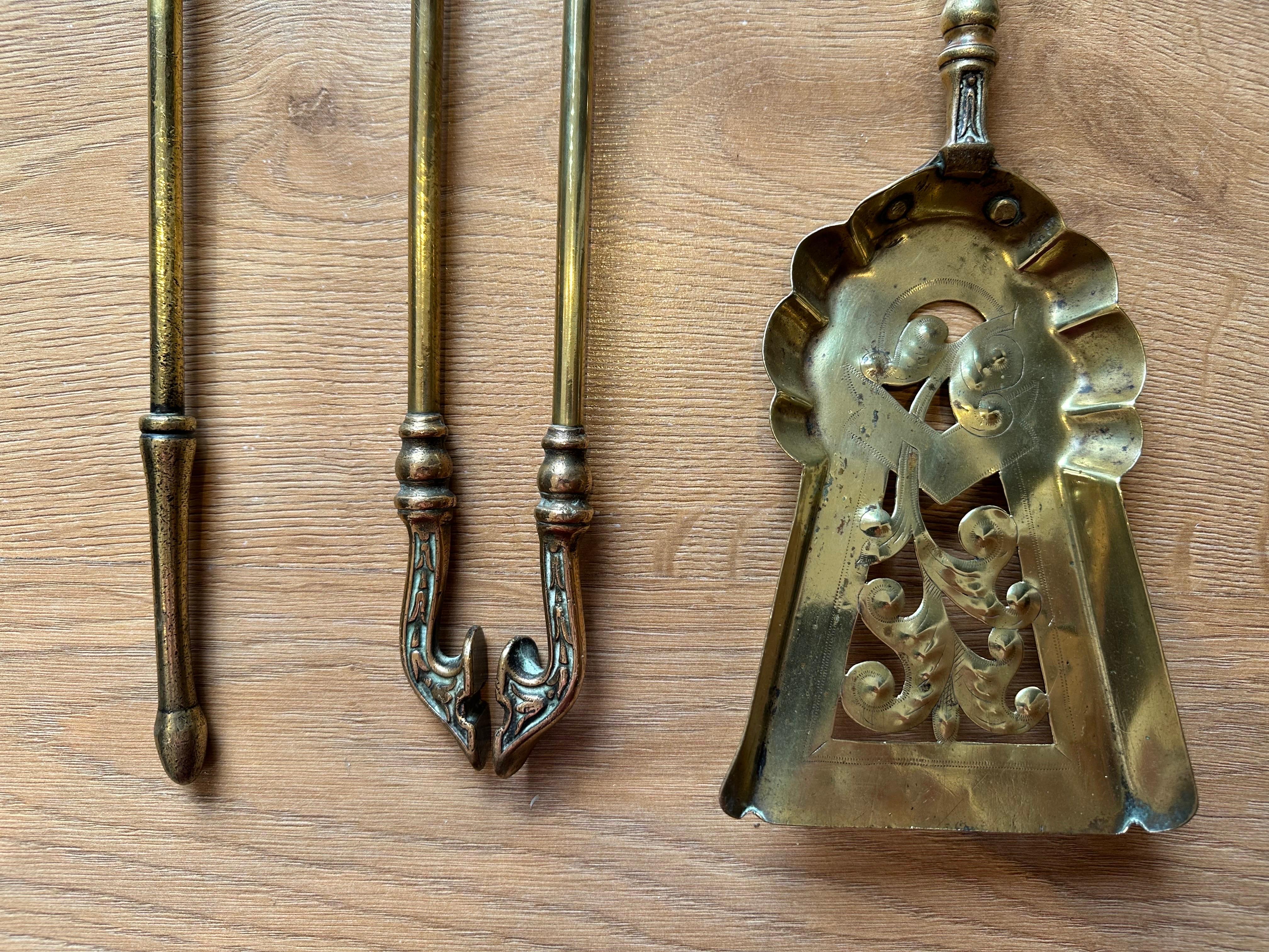 XIXe siècle Ensemble de cheminée gothique victorien en laiton massif, outils de cheminée, 19ème siècle en vente