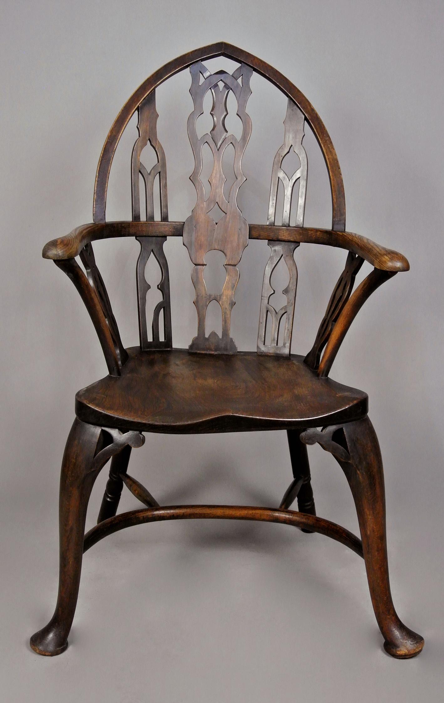 Un superbe fauteuil Windsor du 19e siècle, solide, lourd, fait à la main et original. Le cadre est en frêne et en orme, dans un style gothique 