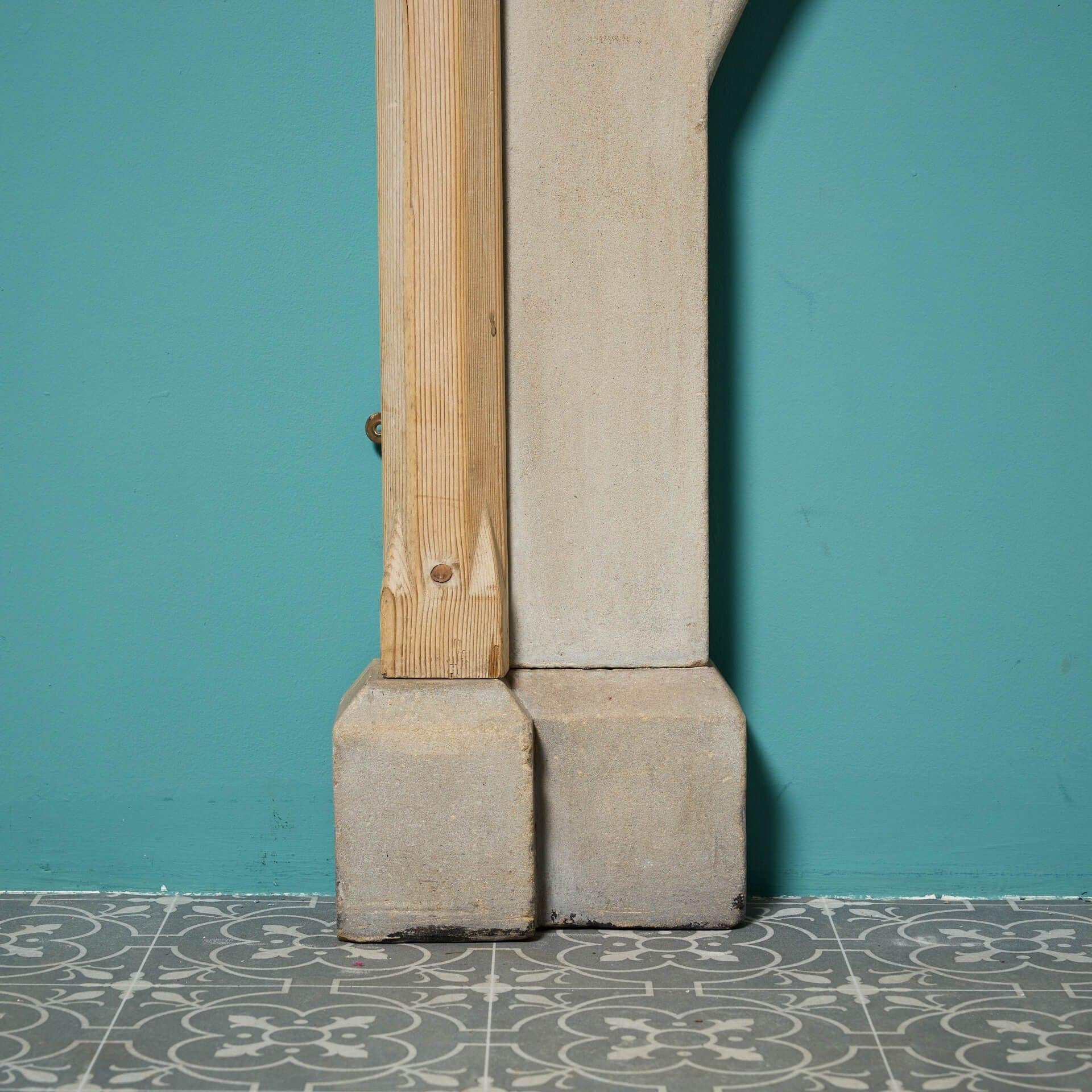 Chimenea de estilo gótico victoriano de pino y piedra de York en venta 5