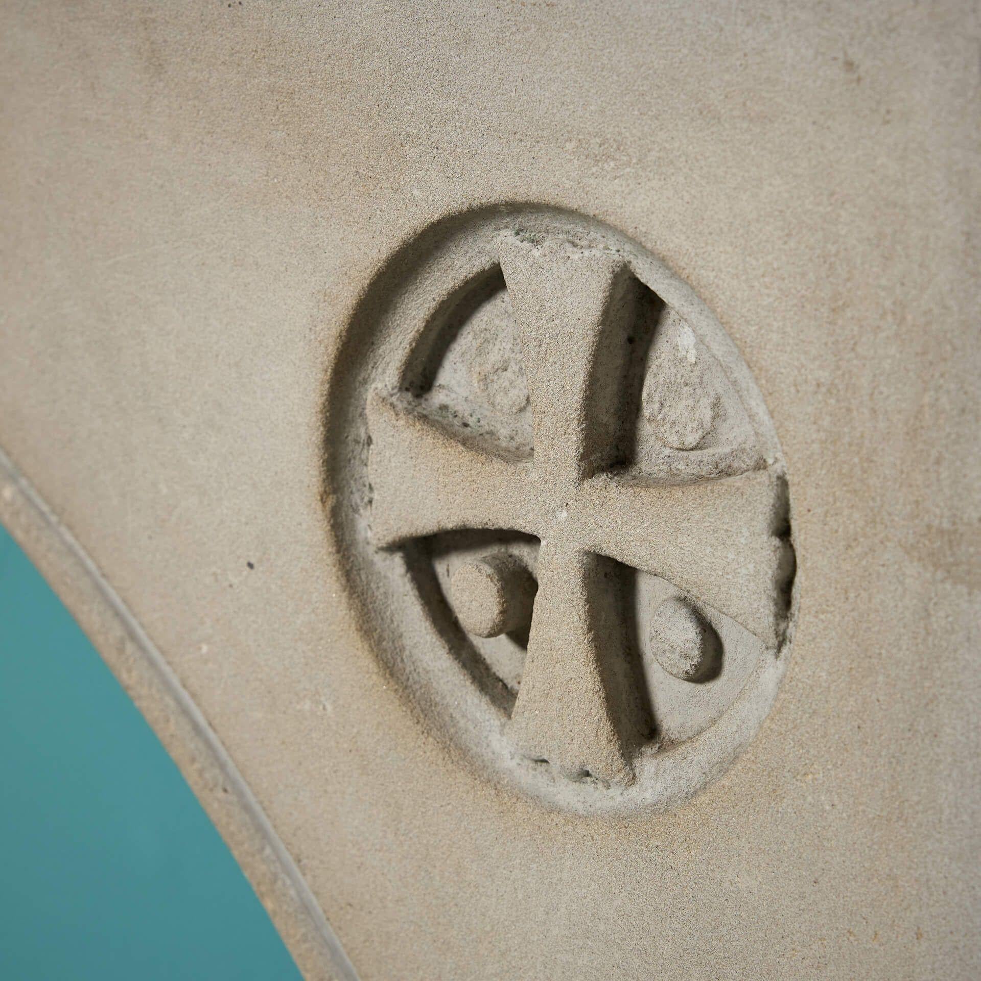 Chimenea de estilo gótico victoriano de pino y piedra de York en venta 1