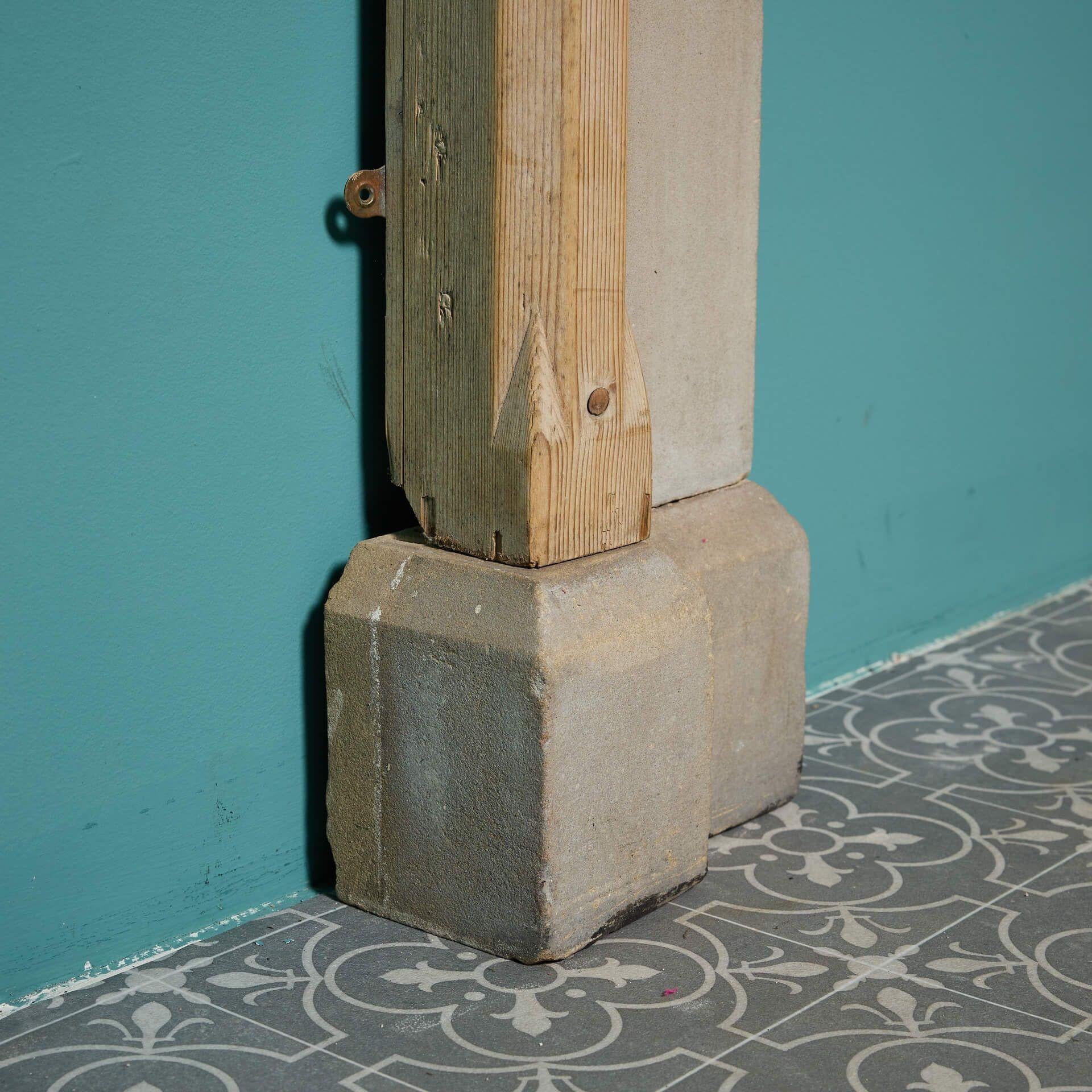 Chimenea de estilo gótico victoriano de pino y piedra de York en venta 2