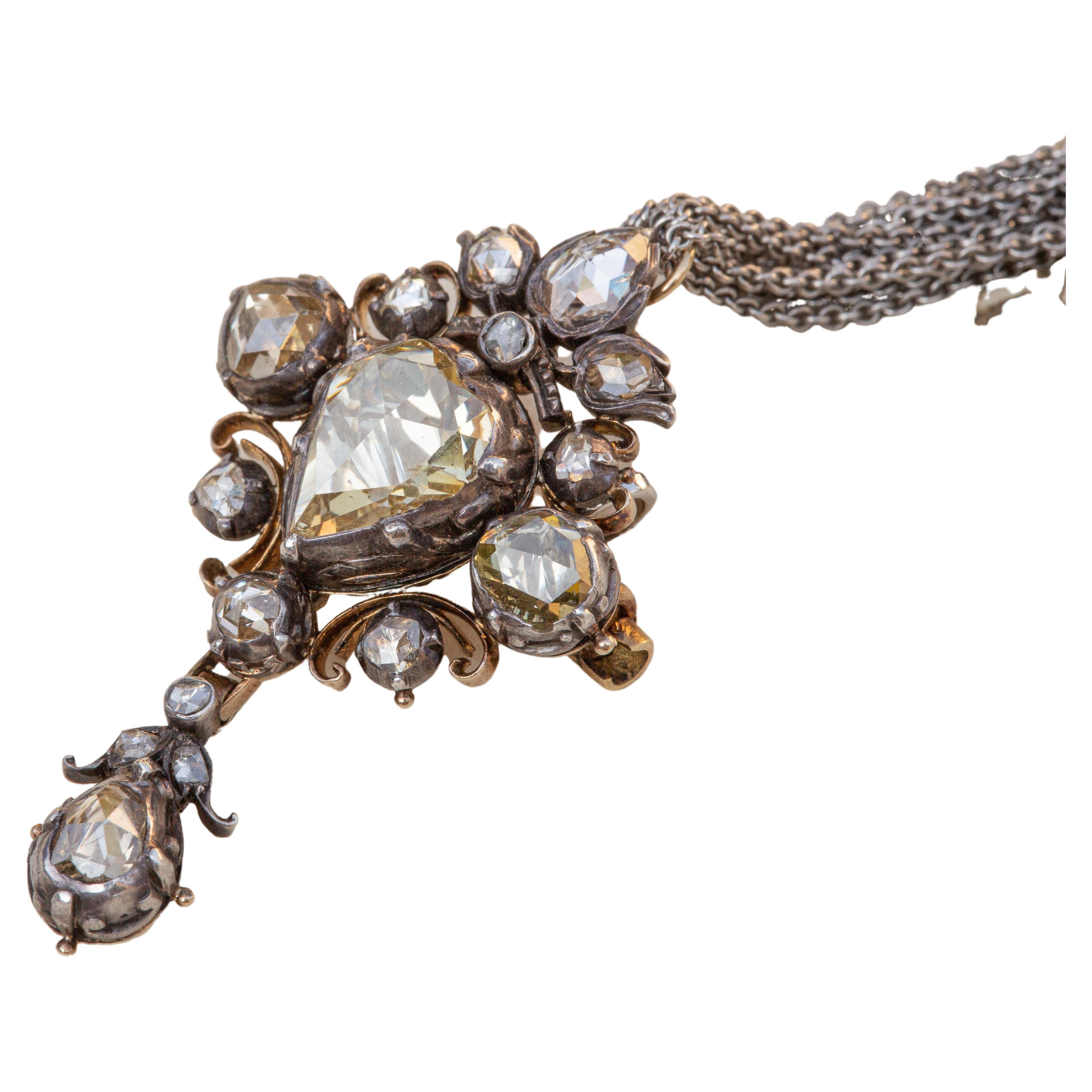 Dieser schillernde antike Diamantanhänger wurde in Deutschland hergestellt und stammt aus der Mitte des 19. Jahrhunderts. Der atemberaubende zentrale birnenförmige 'fancy light yellow' Diamant im Rosenschliff wiegt ca. 1,5ct. (SI 1) und ist in einer
