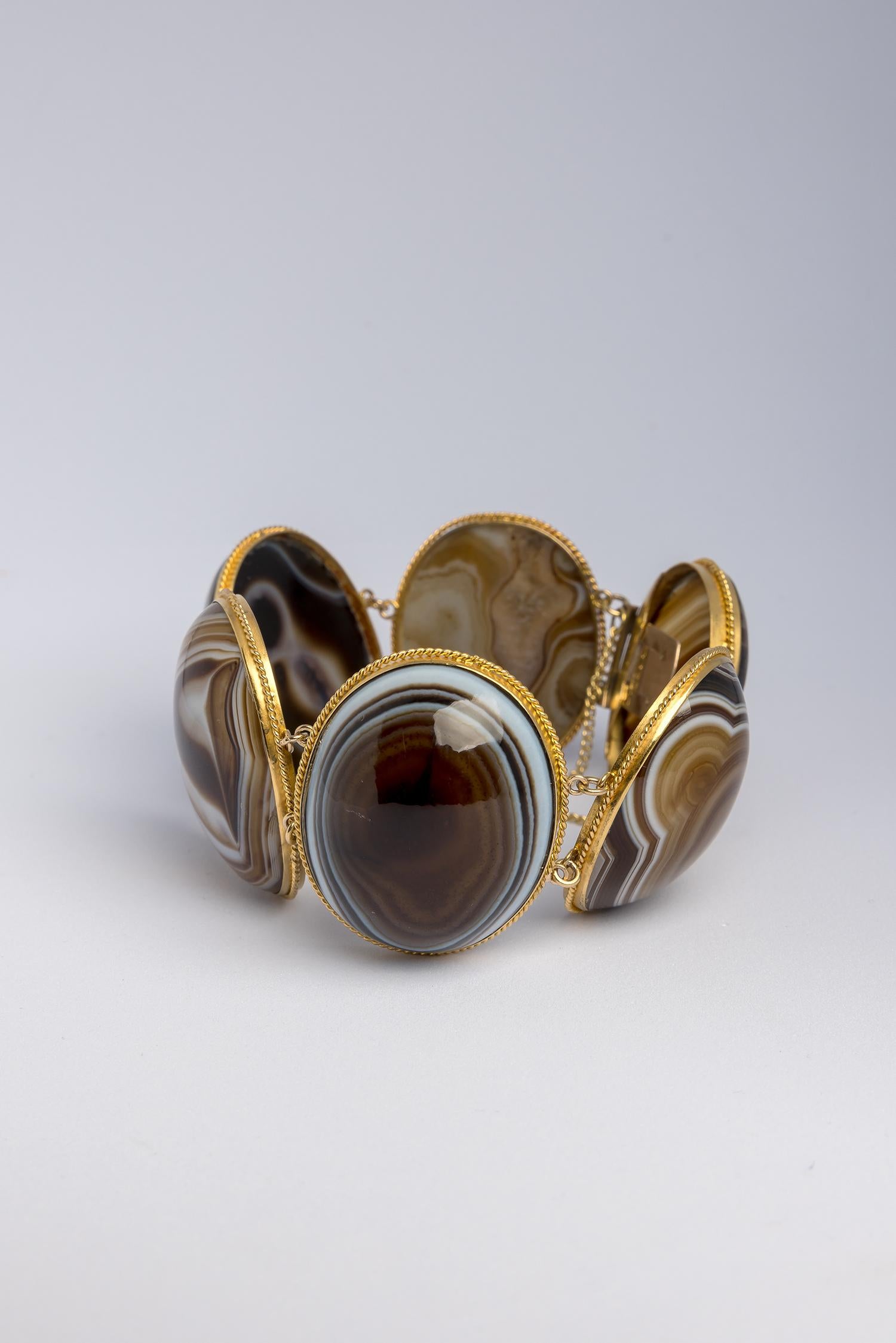 Dramatic victorian grand tour banded agate bracelet. 

Made as Grand Tour souvenir, still highly sought after today.

This 19th century bracelet features superbly crafted specimen oval cabochon stones, highlighting the varying layers, dynamically