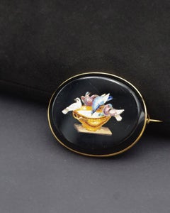 Victorian Grand Tour micro mosaic brooch in 18K gold, Doves of Pliny