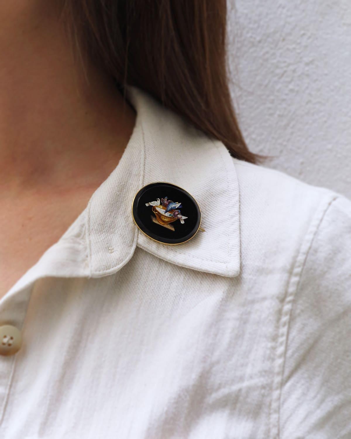 Romano classico Spilla vittoriana a micro mosaico Grand Tour in oro 18 carati, Colombe di Plinio in vendita