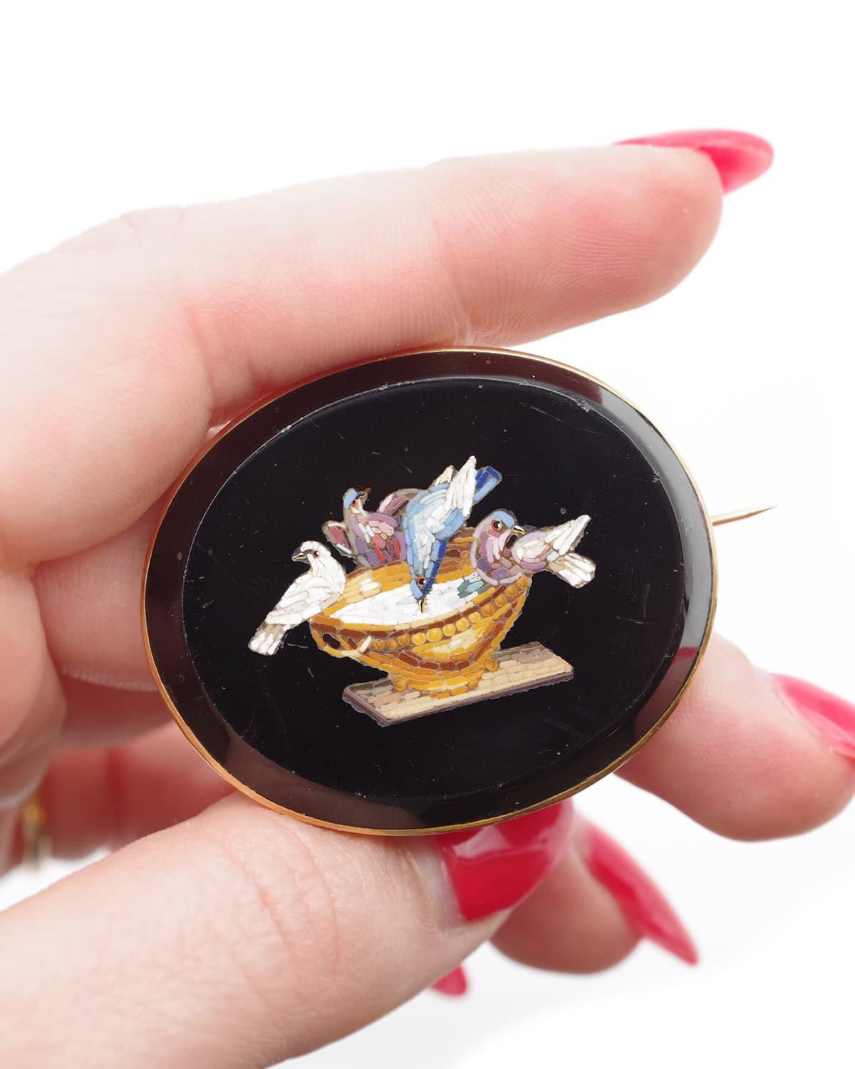 Spilla vittoriana a micro mosaico Grand Tour in oro 18 carati, Colombe di Plinio In condizioni discrete in vendita a PARIS, FR