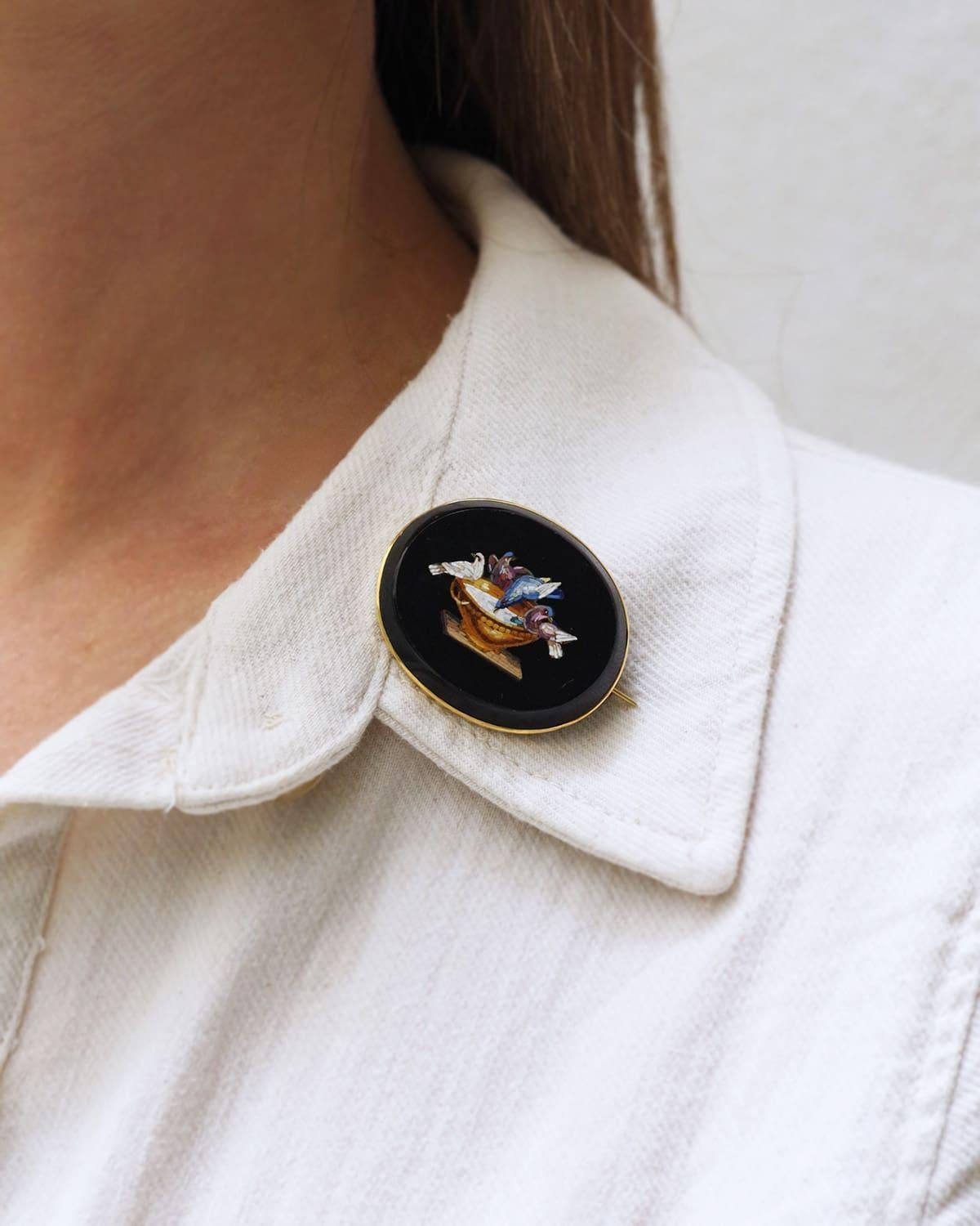 Spilla vittoriana a micro mosaico Grand Tour in oro 18 carati, Colombe di Plinio in vendita 1