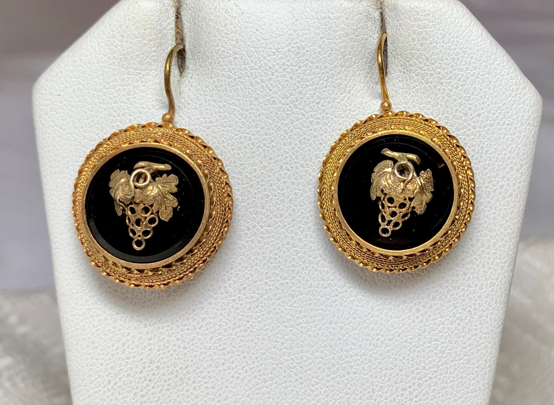 Victorian Grape Earrings Pendant Suite 14k Gold Black Onyx Etruscan Revival 1870 In Good Condition For Sale In New York, NY