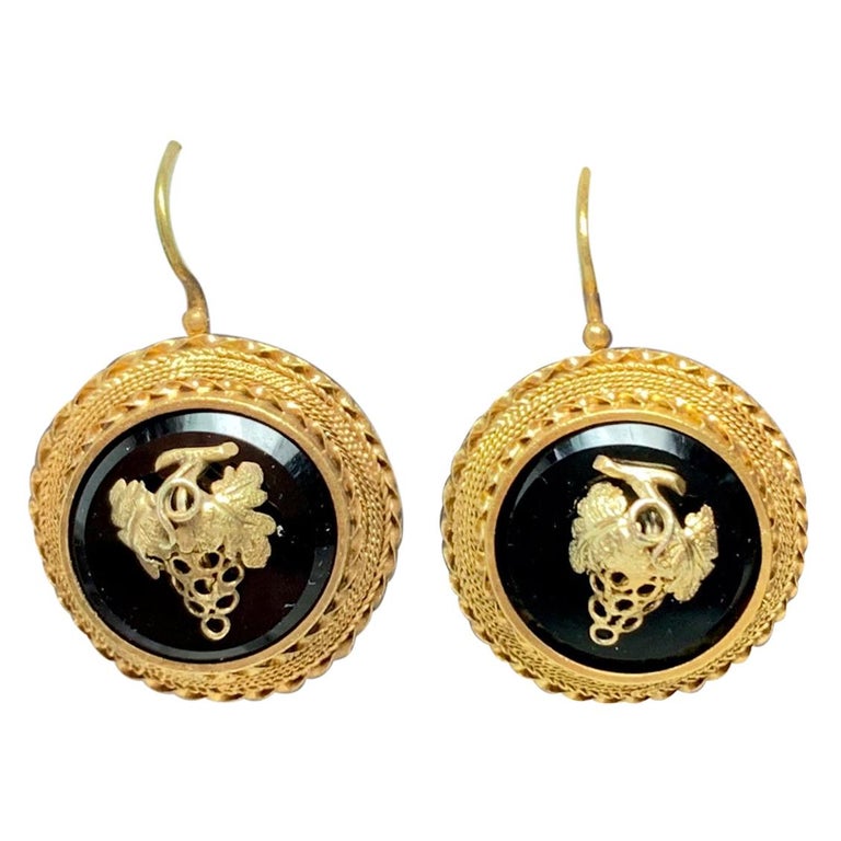 Suite de boucles d'oreilles pendantes victoriennes en forme de raisin en or  14 carats et onyx noir, style néo-étrusque, 1870 - En vente sur 1stDibs