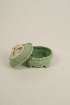 Scatola portagioie vittoriana in cammeo verde con coperchio floreale