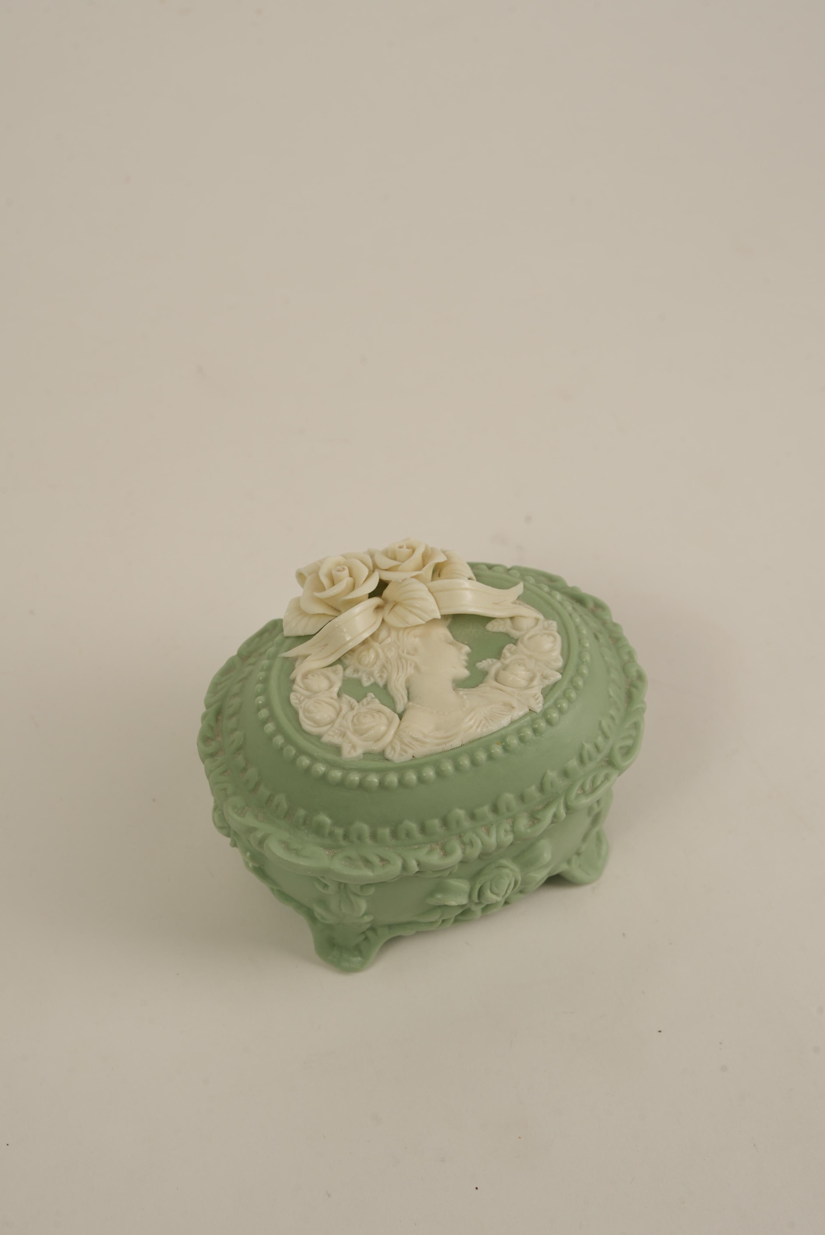 Anglais Boîte à bibelots victorienne en camée vert avec couvercle floral en vente
