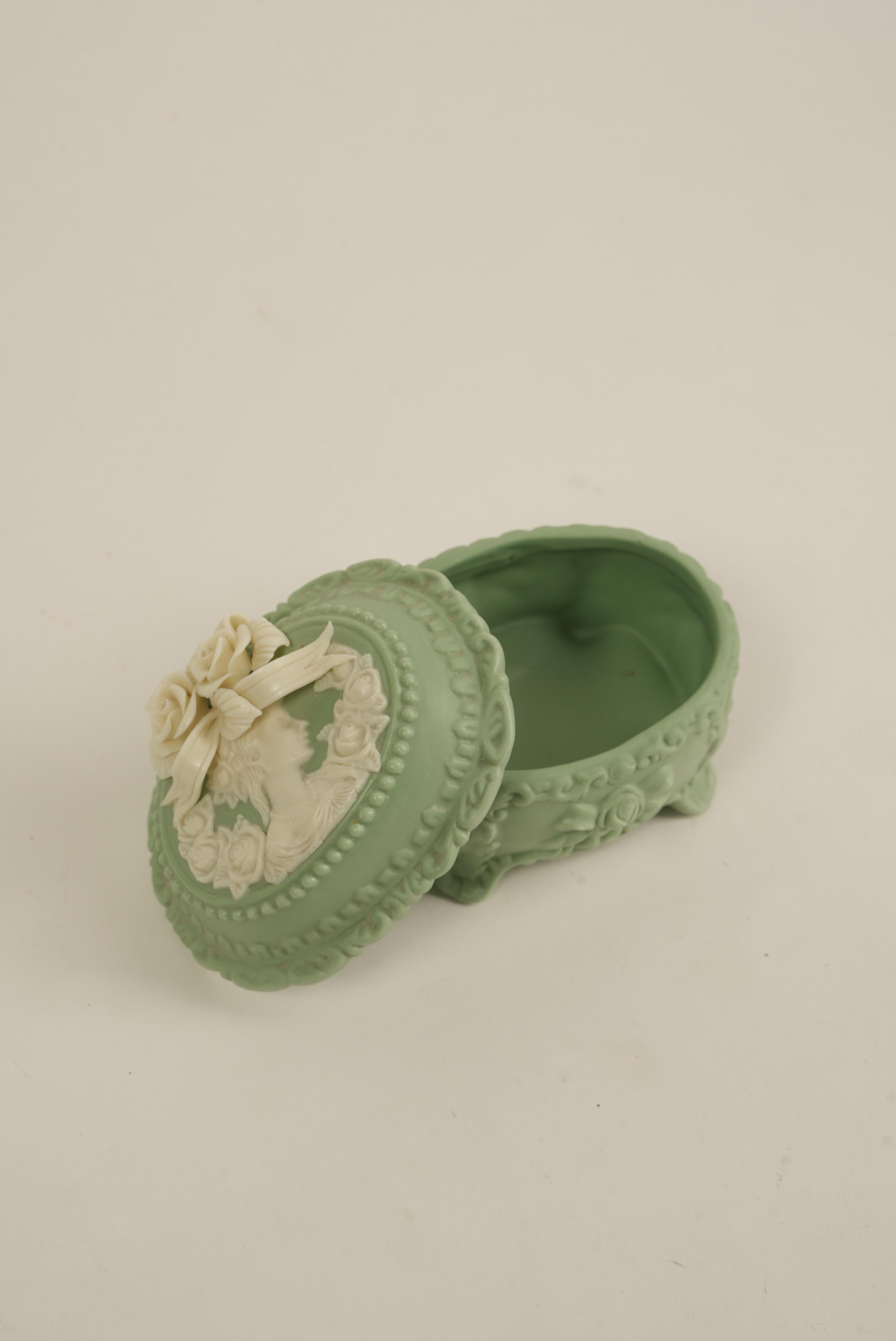 Boîte à bibelots victorienne en camée vert avec couvercle floral Bon état - En vente à Worcester Park, GB