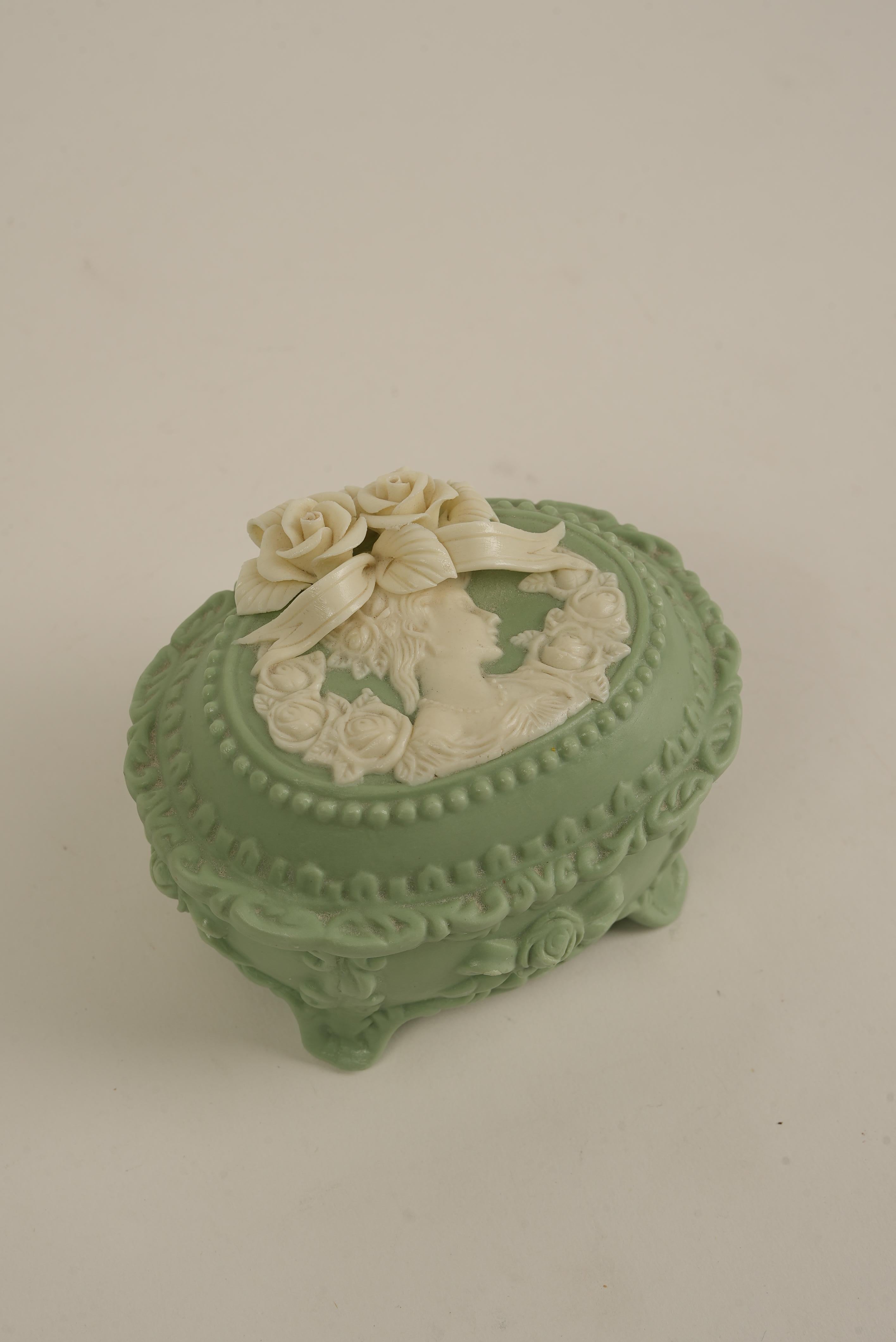 Fin du XIXe siècle Boîte à bibelots victorienne en camée vert avec couvercle floral en vente