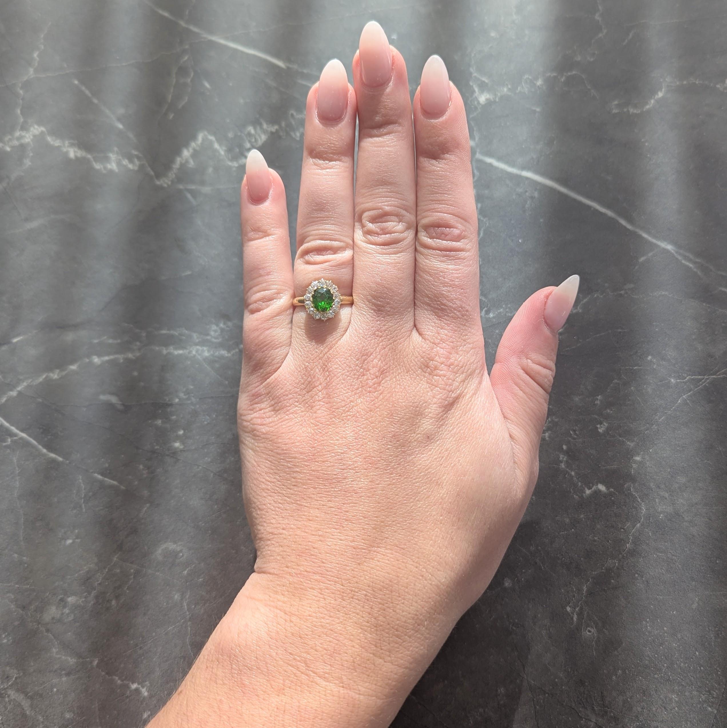 Al centro un granato demantoide taglio ovale del peso totale di circa 1,17 carati
Trasparente, di colore verde medio brillante - perla incastonata con contorno aureolato
Composto da diamanti taglio miniera antichi incastonati a forza
Pesa circa 0,42