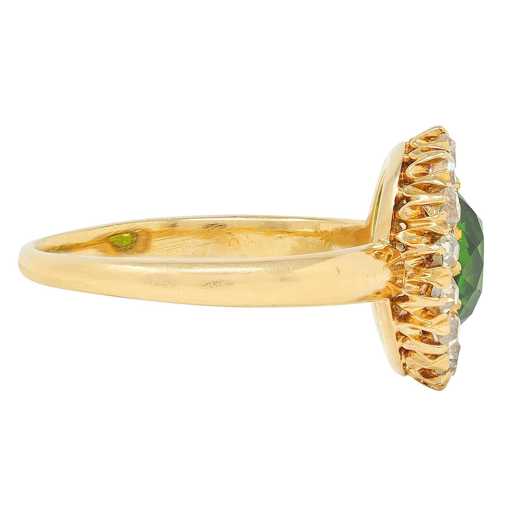 Vittoriano Anello vittoriano con granato verde demantoide e diamante in oro giallo 18 carati con anello aureola antico in vendita