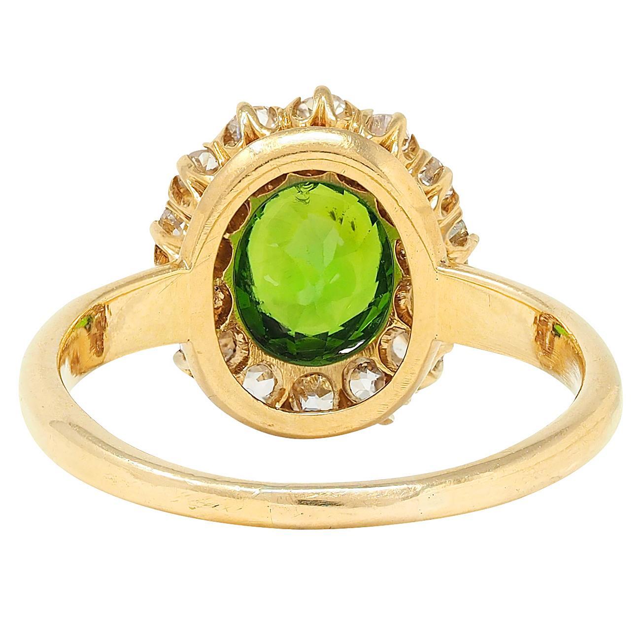 Taglio ovale Anello vittoriano con granato verde demantoide e diamante in oro giallo 18 carati con anello aureola antico in vendita