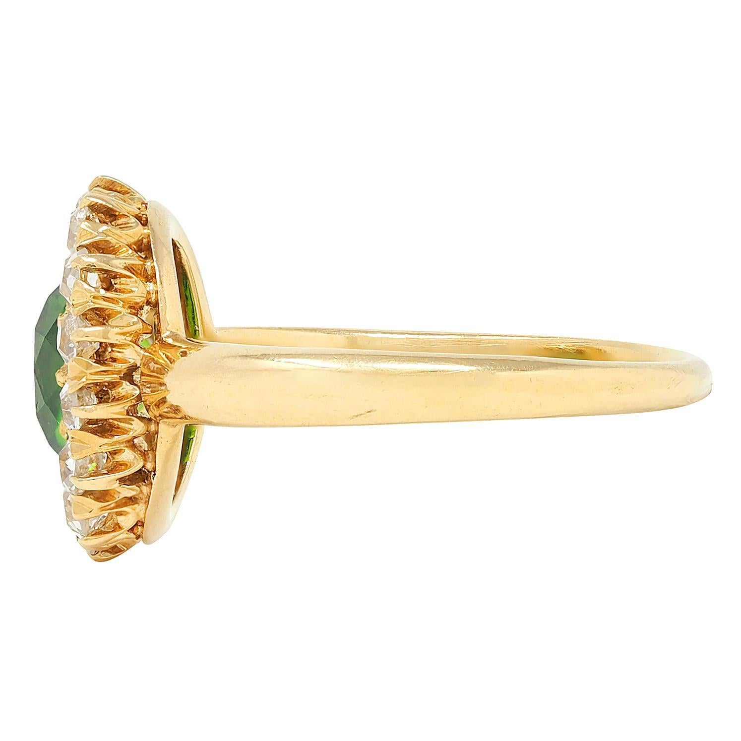 Anello vittoriano con granato verde demantoide e diamante in oro giallo 18 carati con anello aureola antico In condizioni ottime in vendita a Philadelphia, PA