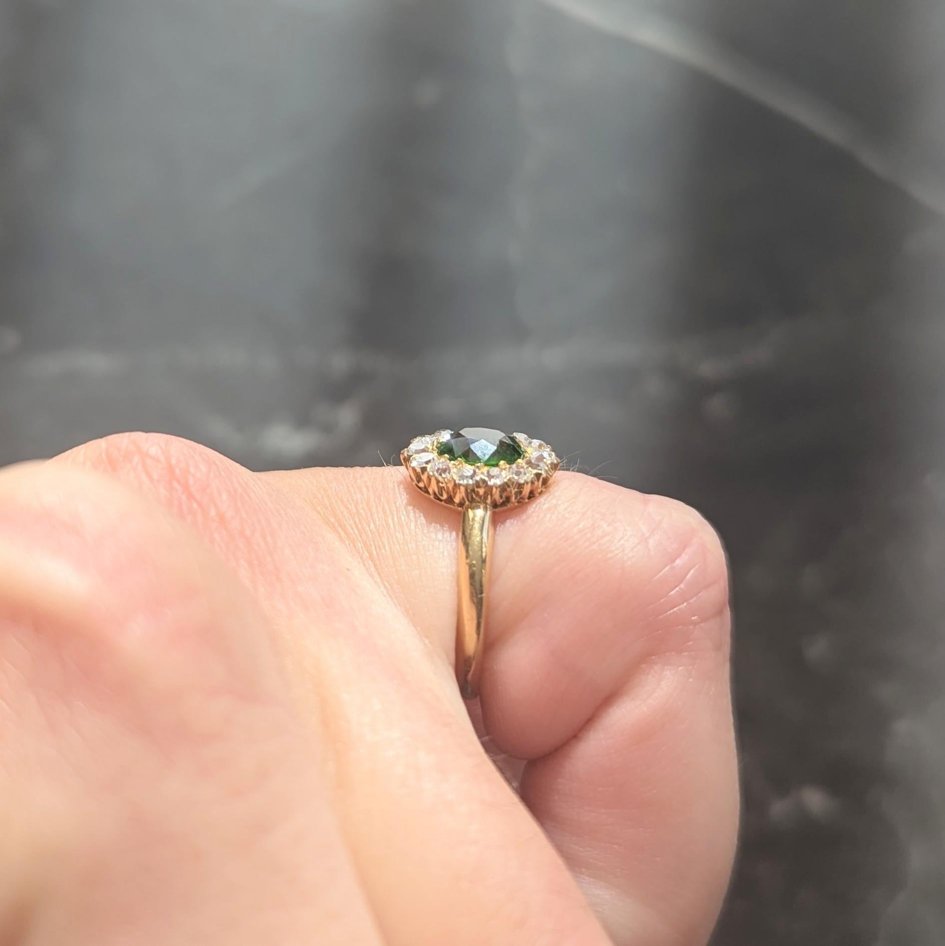 Anello vittoriano con granato verde demantoide e diamante in oro giallo 18 carati con anello aureola antico in vendita 2