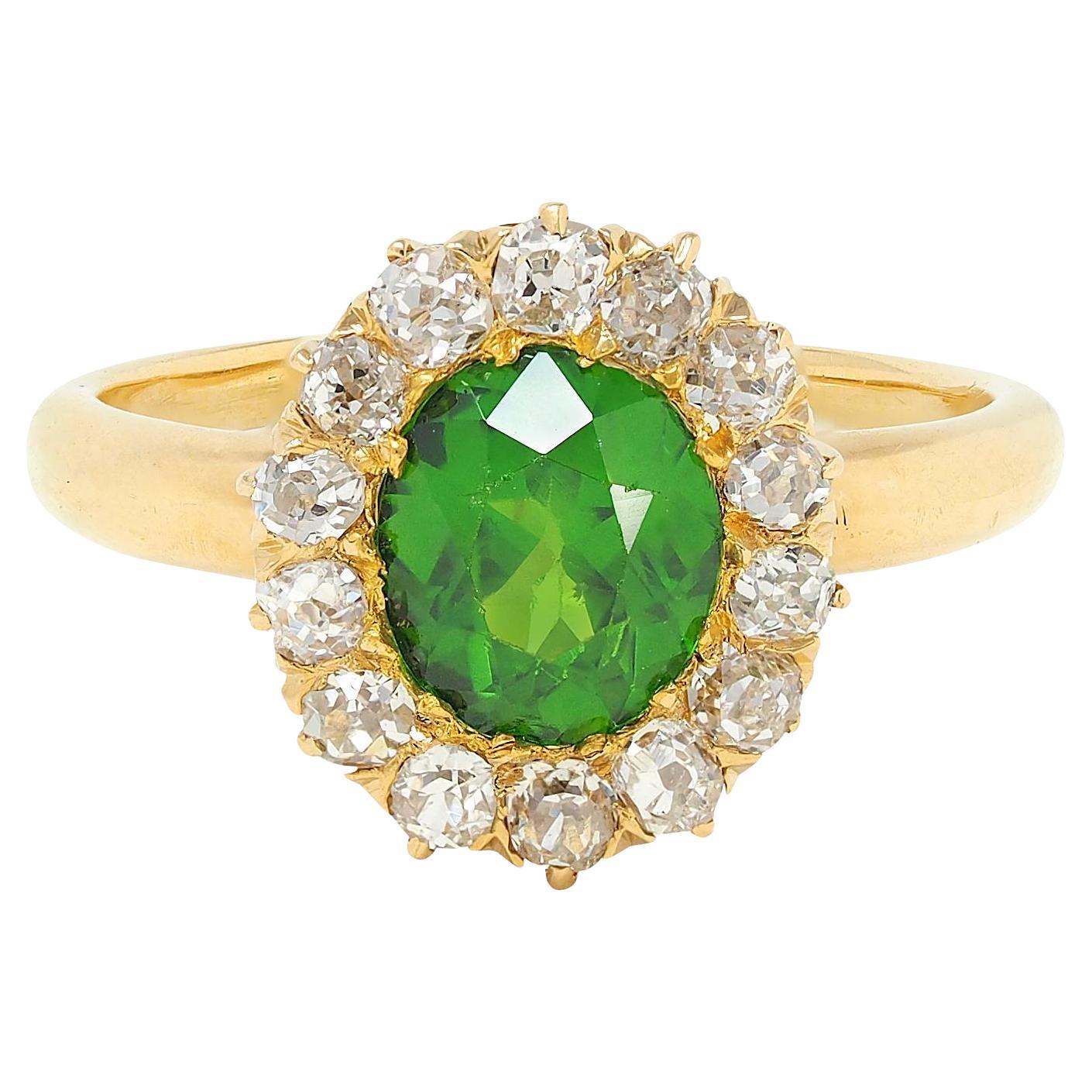 Anello vittoriano con granato verde demantoide e diamante in oro giallo 18 carati con anello aureola antico in vendita