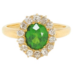 Anello vittoriano con granato verde demantoide e diamante in oro giallo 18 carati con anello aureola antico