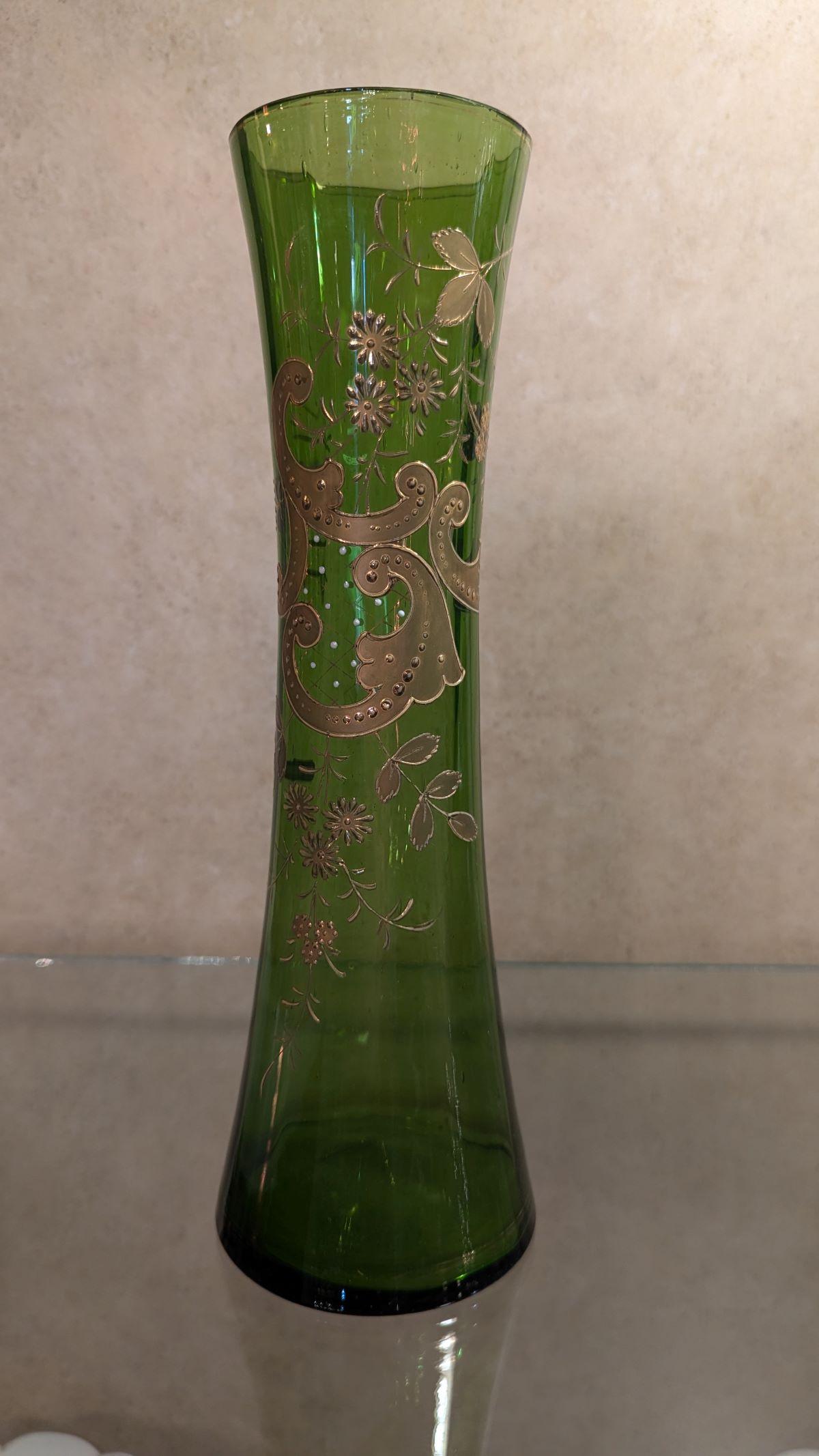 Vase en verre vert victorien avec émail doré, 10,75 de haut, bel état ancien, pas d'éclats, très légère (voire aucune) usure de l'émail doré.