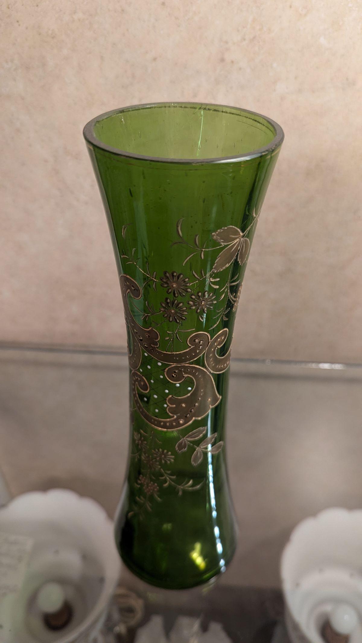 Victorien Vase à bourgeons en verre vert de l'époque victorienne en vente