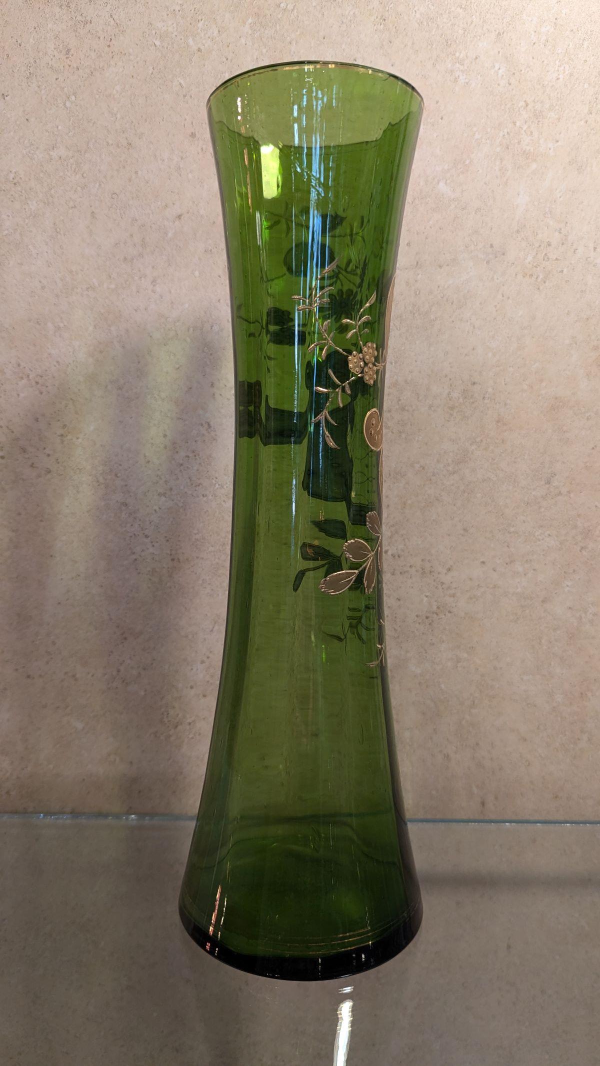 Vase à bourgeons en verre vert de l'époque victorienne Bon état - En vente à Pueblo, CO