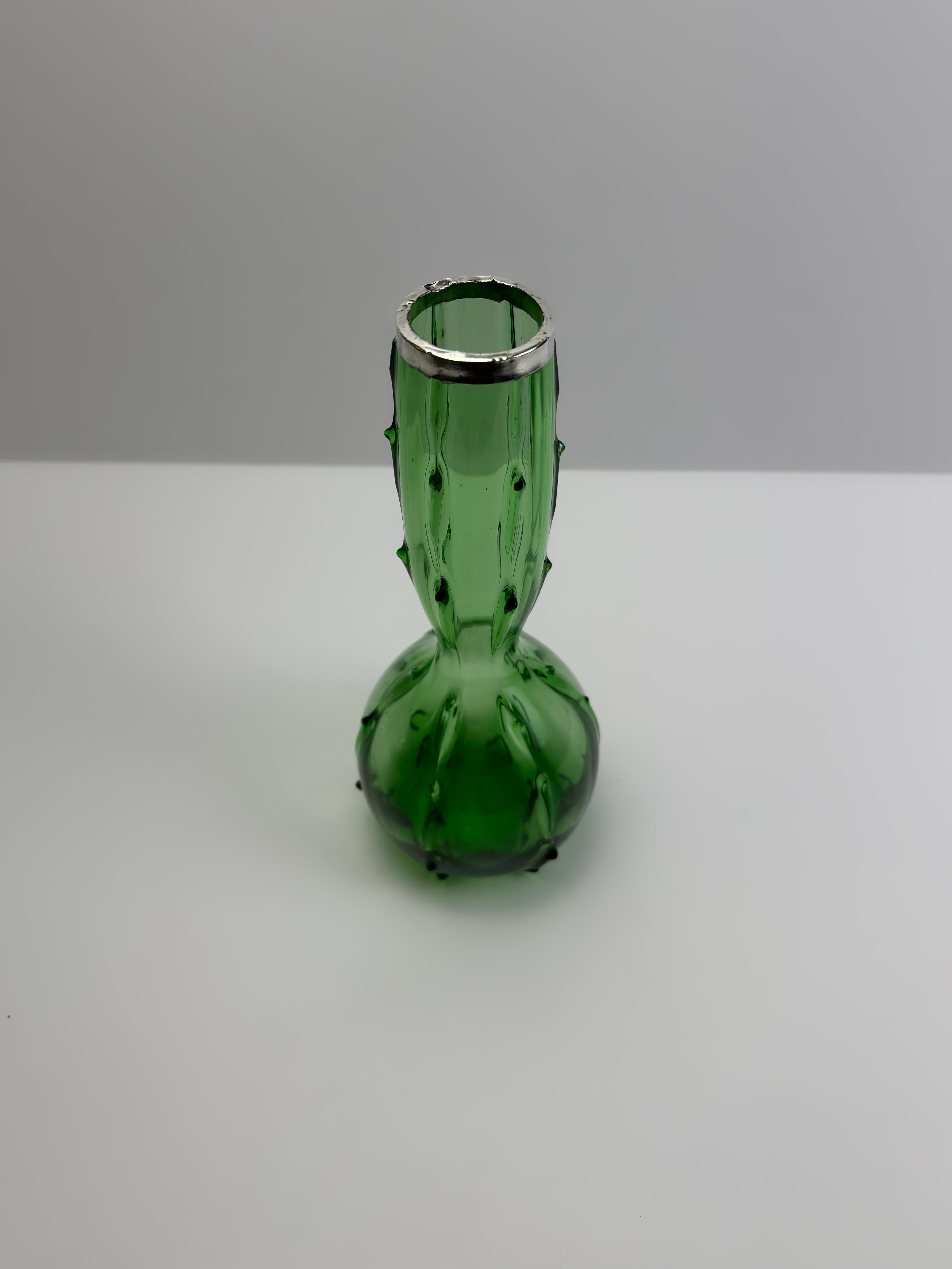 Jarrón victoriano de espinas de cristal verde con borde de plata de ley, checo, hacia la década de 1890 Victoriano tardío en venta