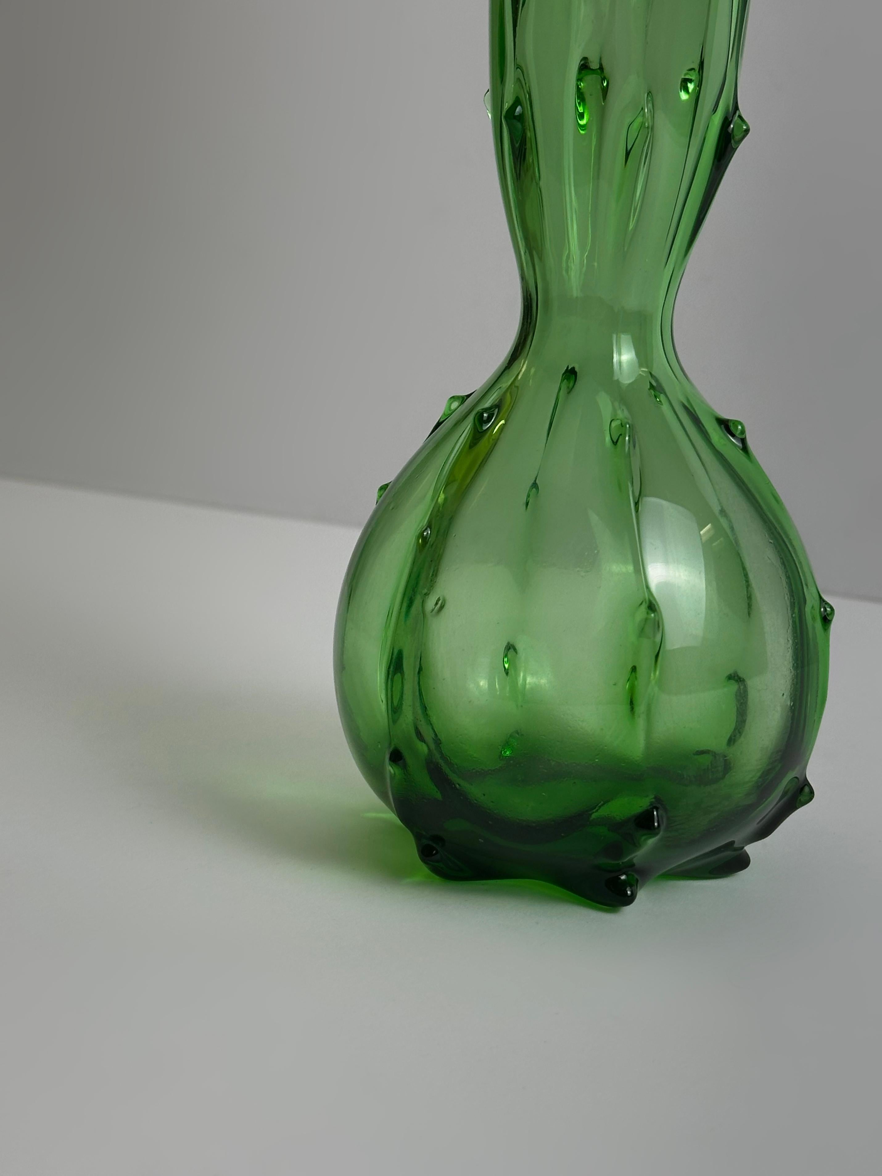 Jarrón victoriano de espinas de cristal verde con borde de plata de ley, checo, hacia la década de 1890 Inglés en venta