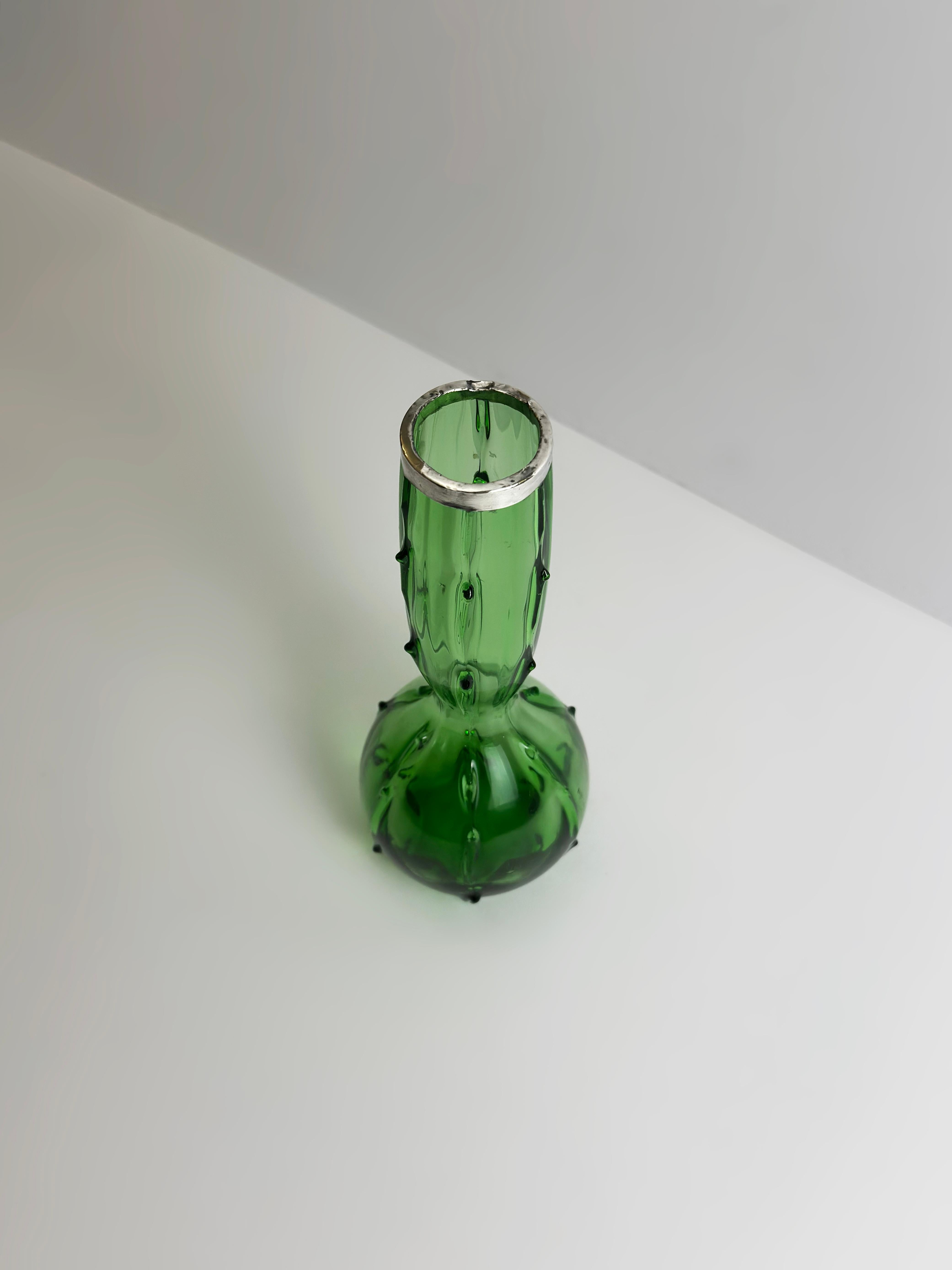 Jarrón victoriano de espinas de cristal verde con borde de plata de ley, checo, hacia la década de 1890 Hecho a mano en venta
