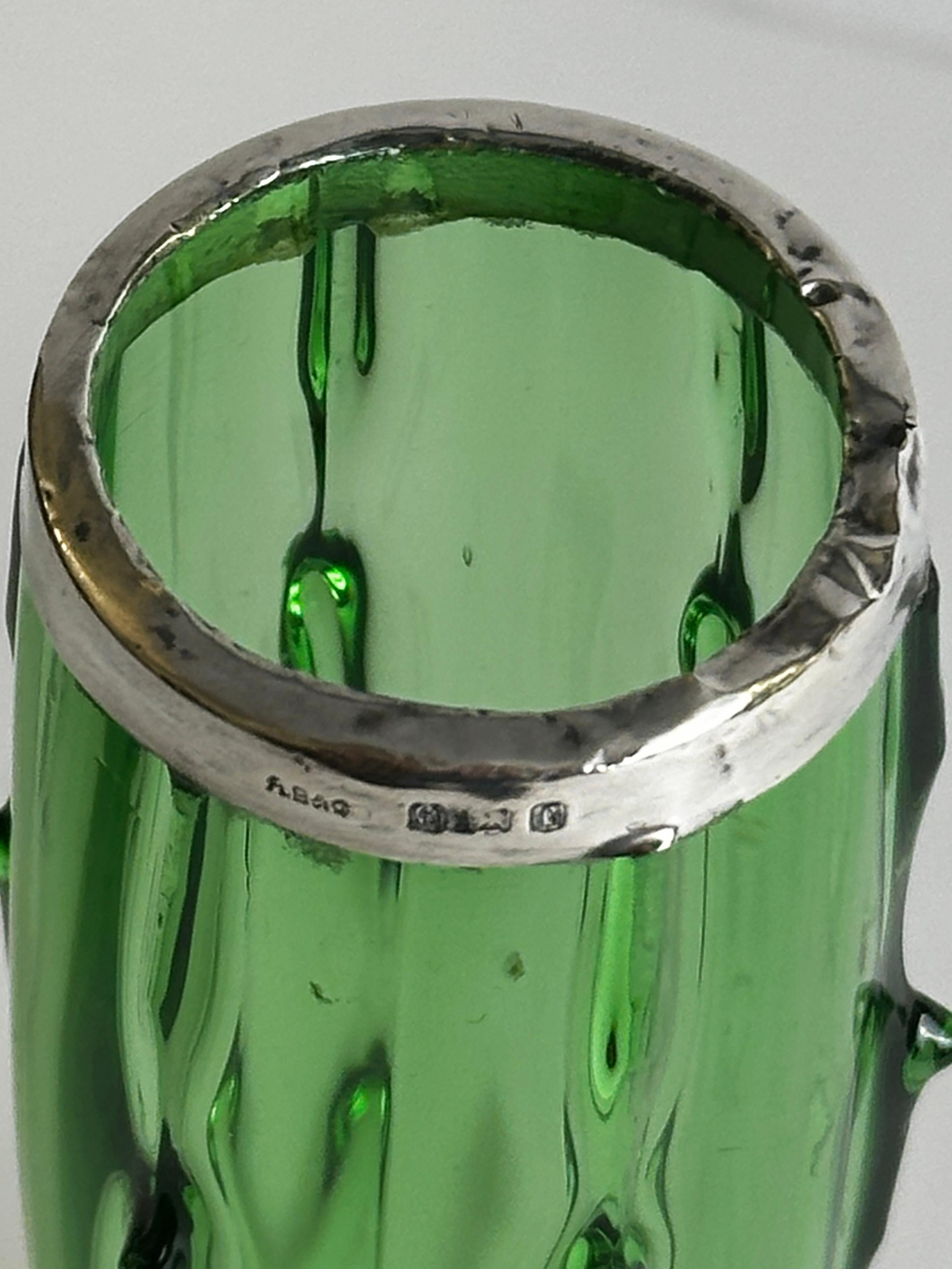 Jarrón victoriano de espinas de cristal verde con borde de plata de ley, checo, hacia la década de 1890 en Bueno estado para la venta en Glasgow, GB