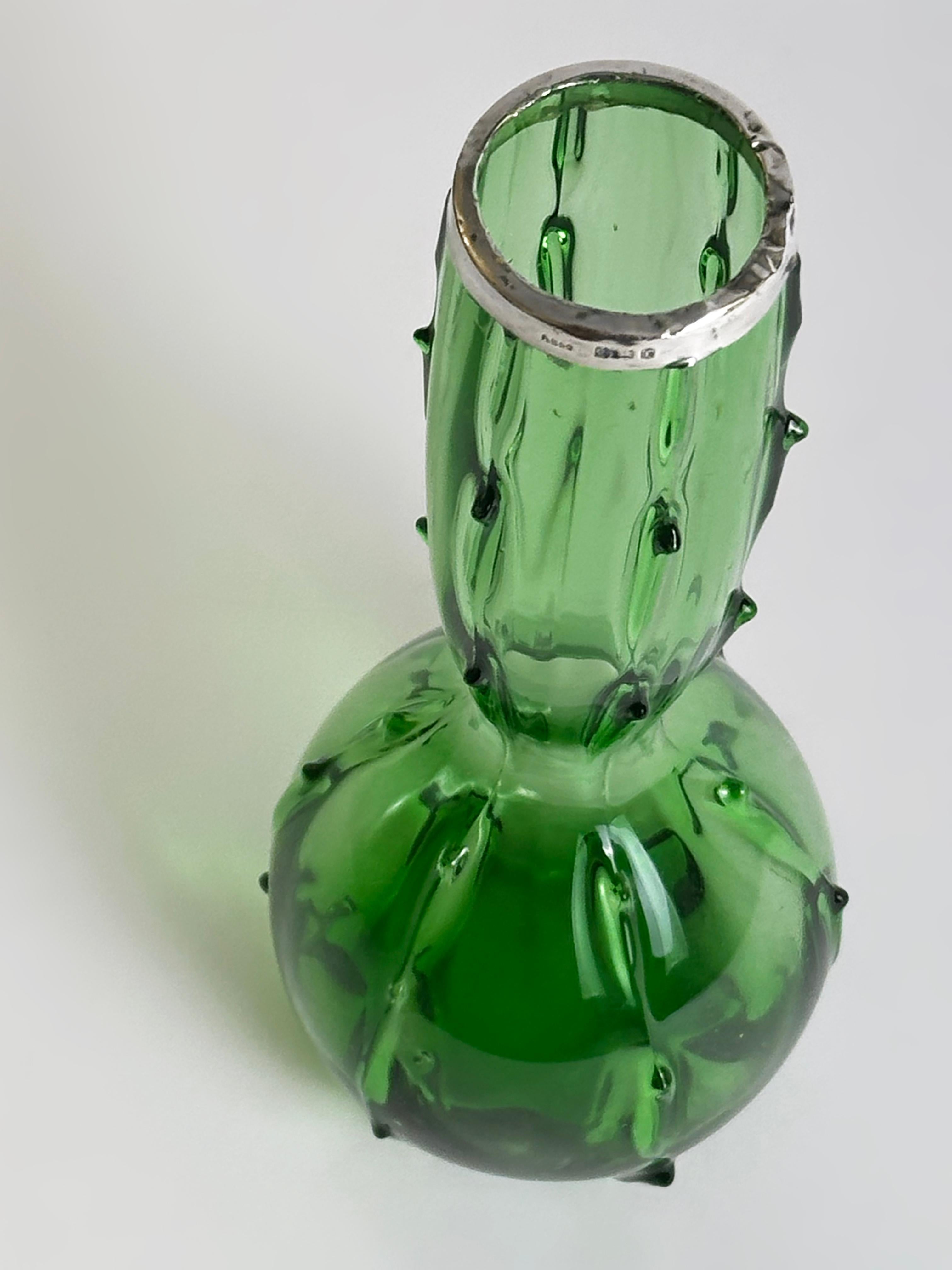 Jarrón victoriano de espinas de cristal verde con borde de plata de ley, checo, hacia la década de 1890 siglo XIX en venta