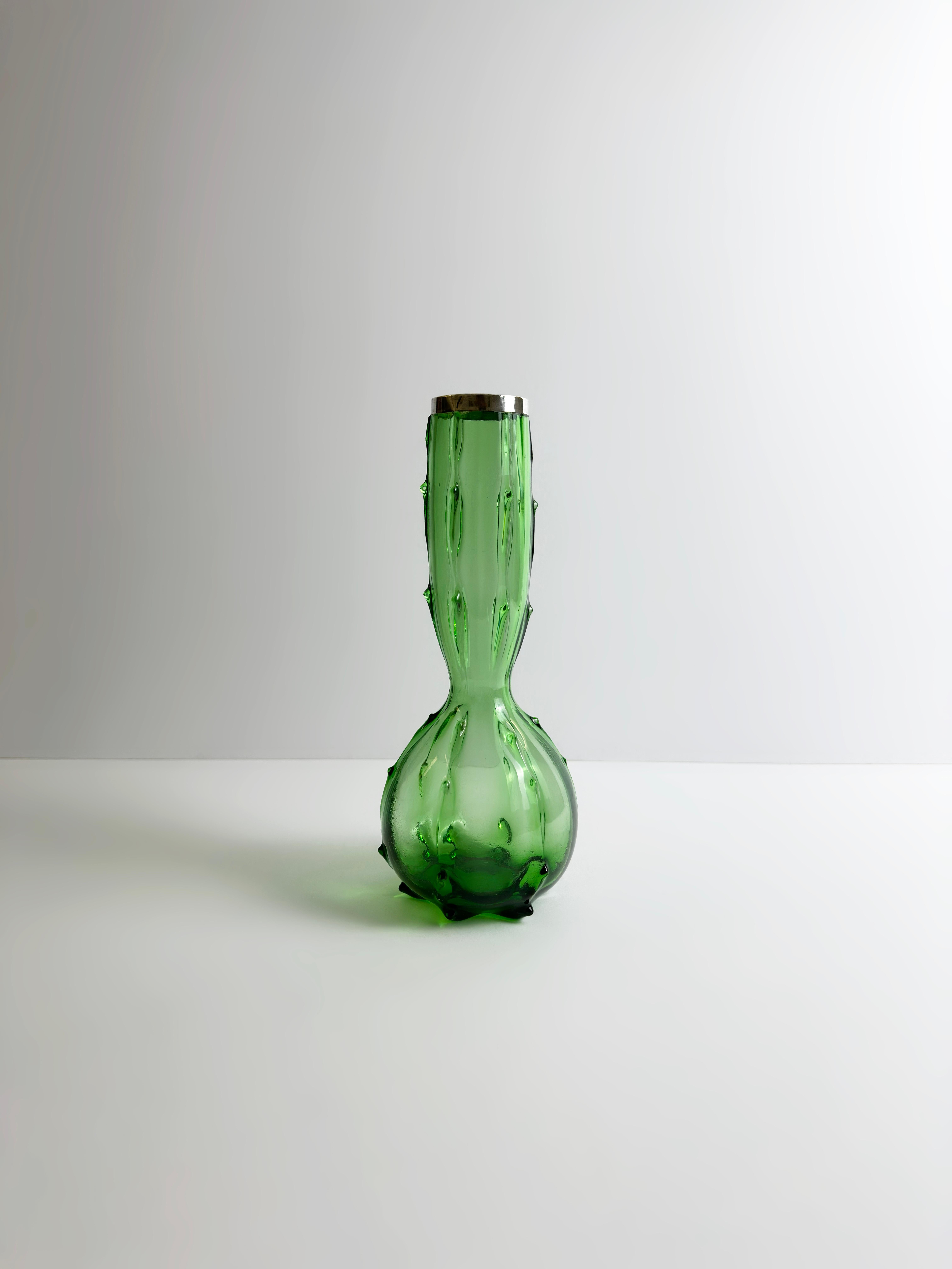 Jarrón victoriano de espinas de cristal verde con borde de plata de ley, checo, hacia la década de 1890 Plata esterlina en venta