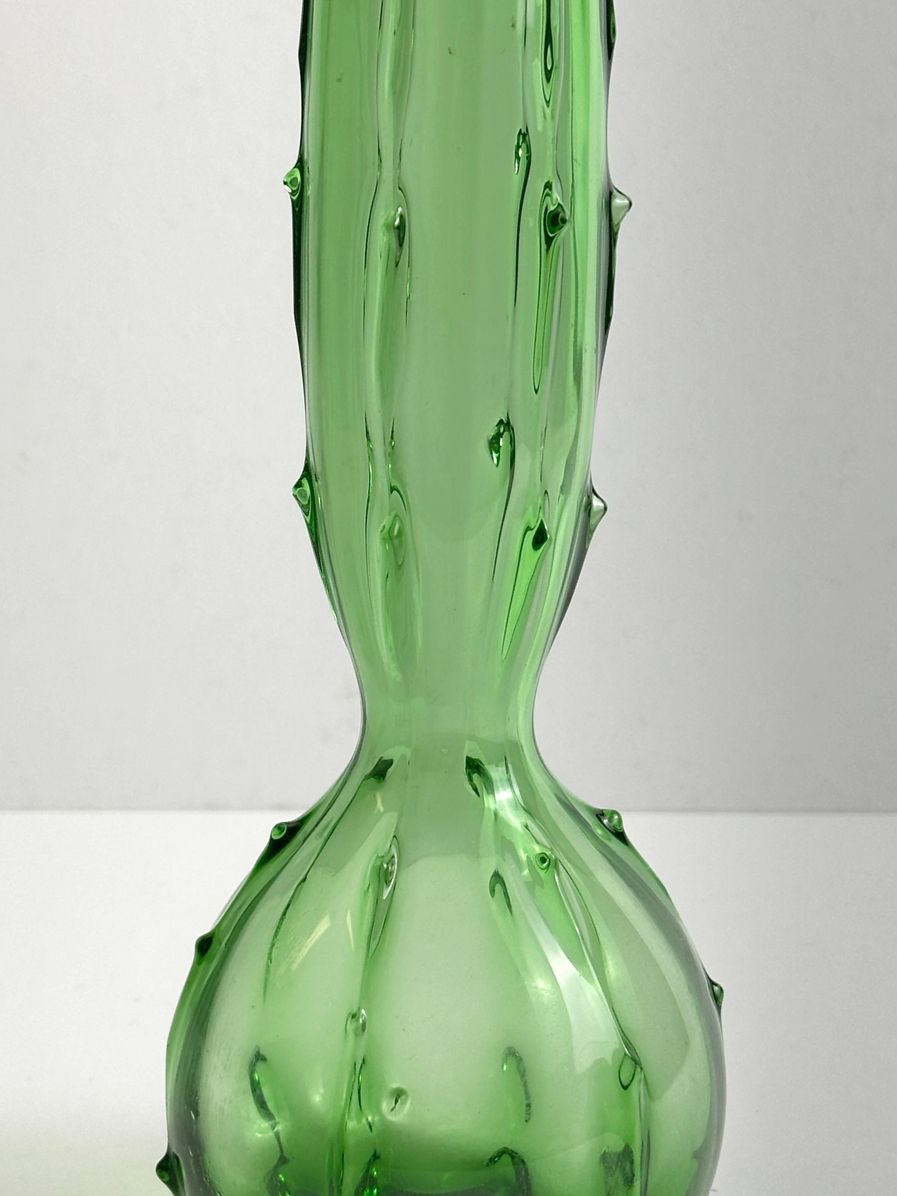 Jarrón victoriano de espinas de cristal verde con borde de plata de ley, checo, hacia la década de 1890 en venta 1