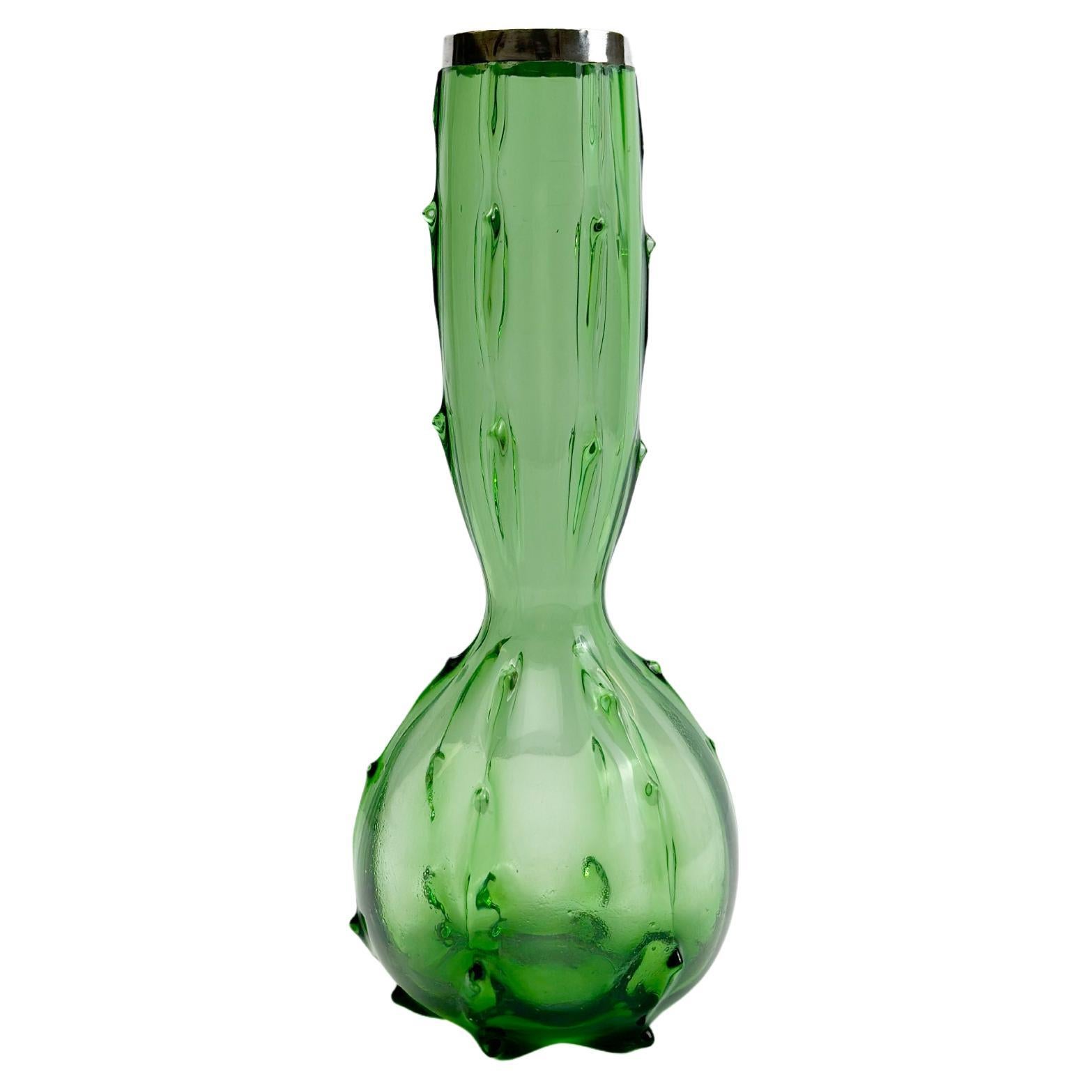 Jarrón victoriano de espinas de cristal verde con borde de plata de ley, checo, hacia la década de 1890 en venta
