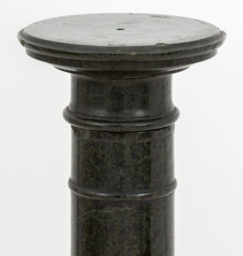 Viktorianischer grüner Serpentinen-Pedestal im Zustand „Gut“ im Angebot in Astoria, NY
