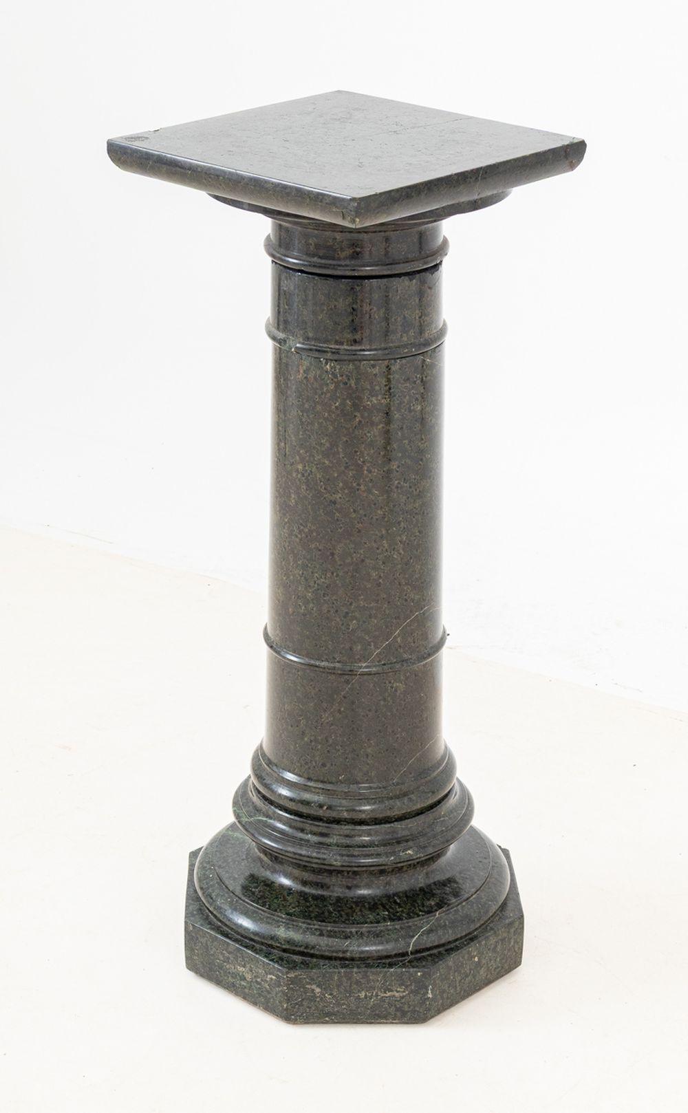 Victorian Green Serpentine Pedestal In Good Condition For Sale In Astoria, NY