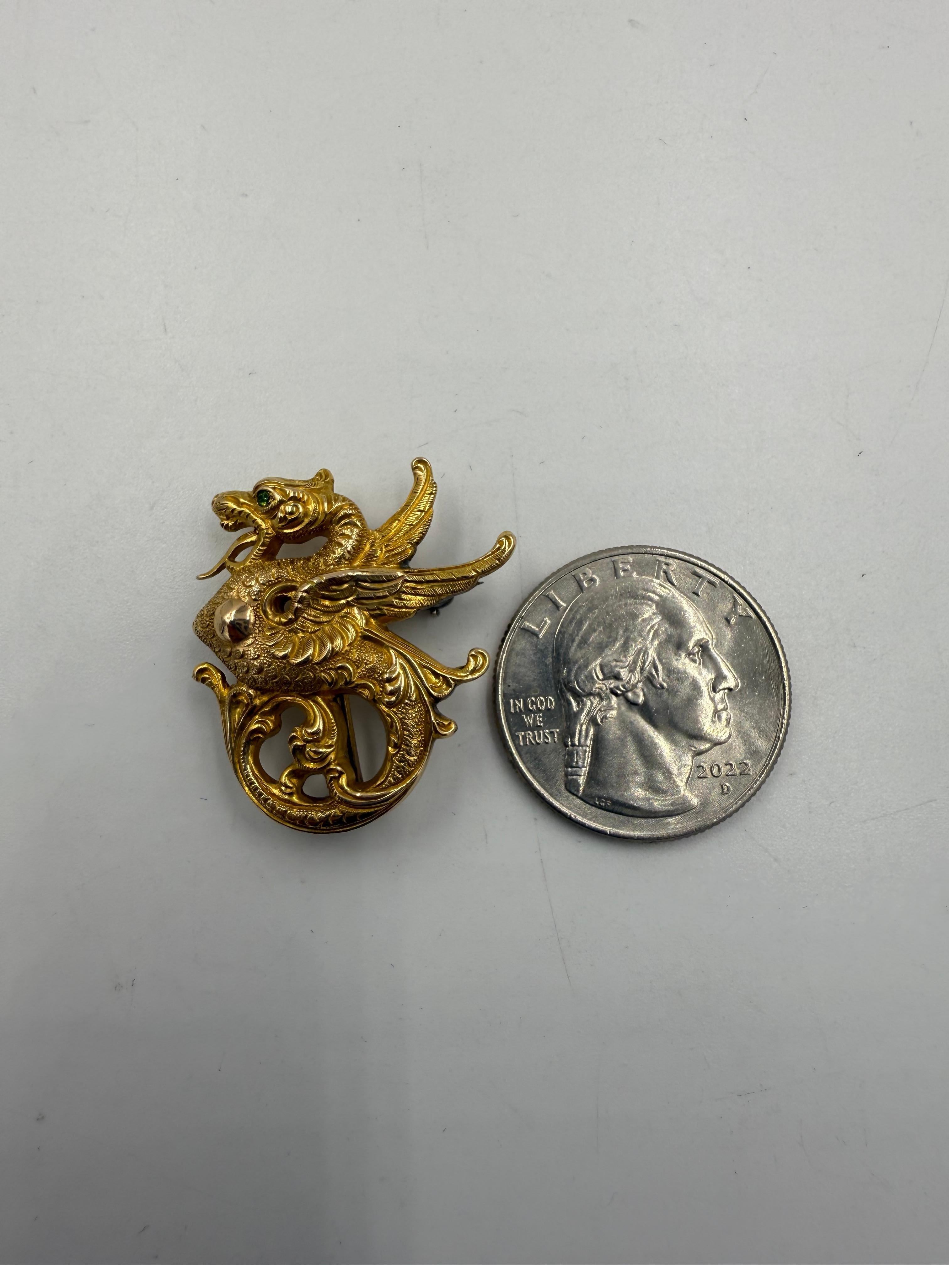 Broche victorienne en or 14k Griffon avec oeil démantoïde Circa 1900 en vente 1