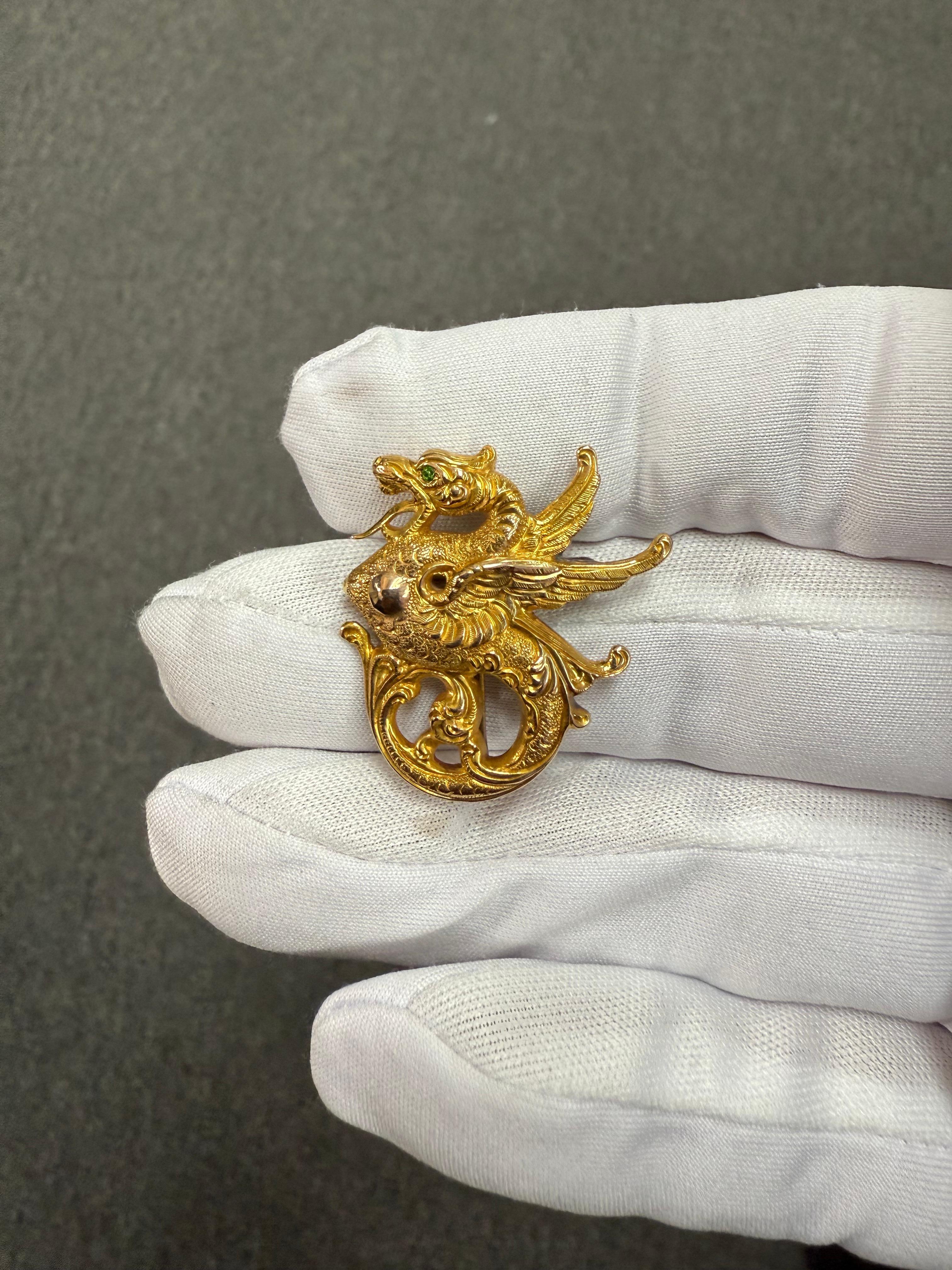 Broche victorienne en or 14k Griffon avec oeil démantoïde Circa 1900 en vente 2
