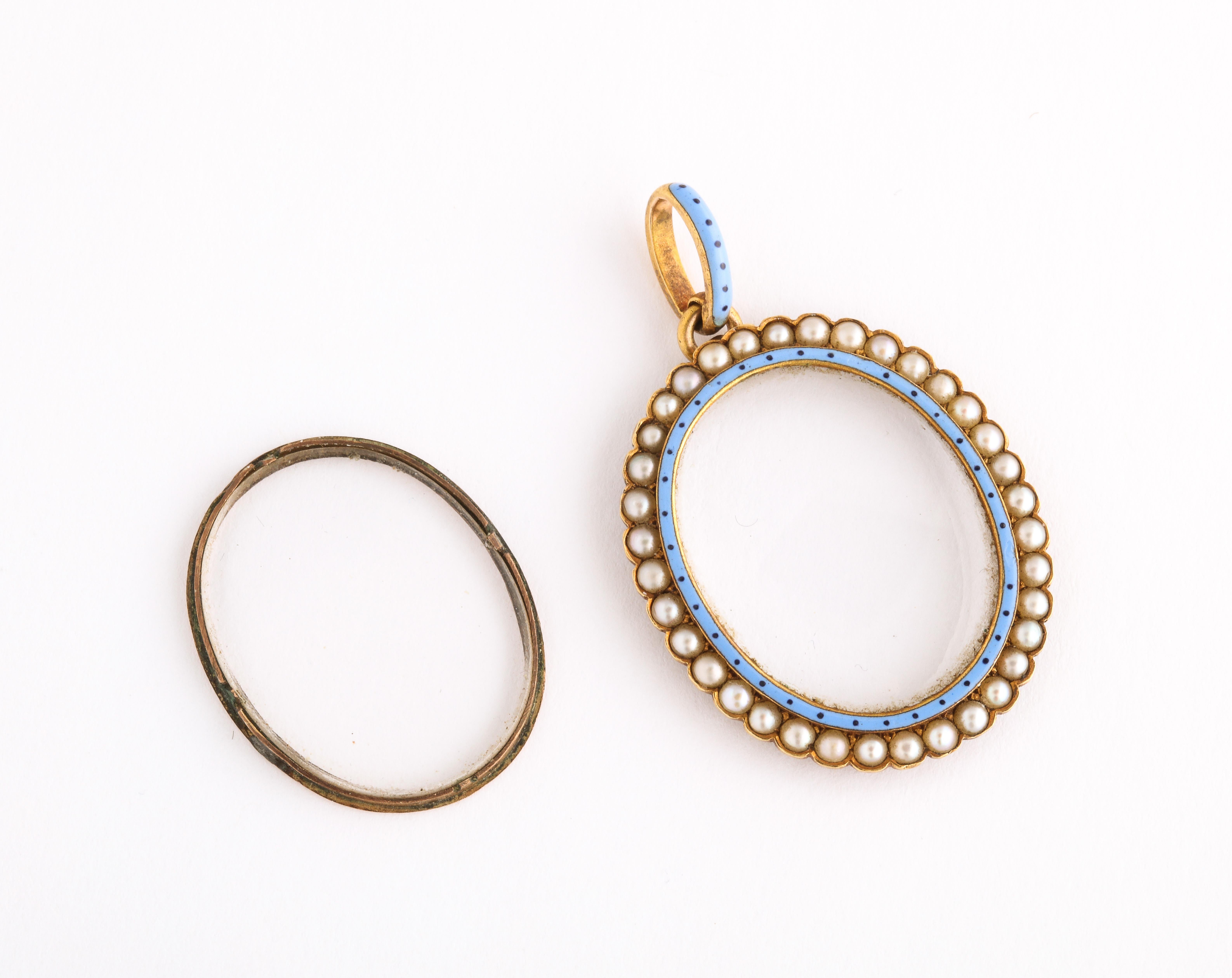 Vittoriano Medaglione vittoriano Guiliano in cristallo di rocca con perle naturali e smalto in vendita