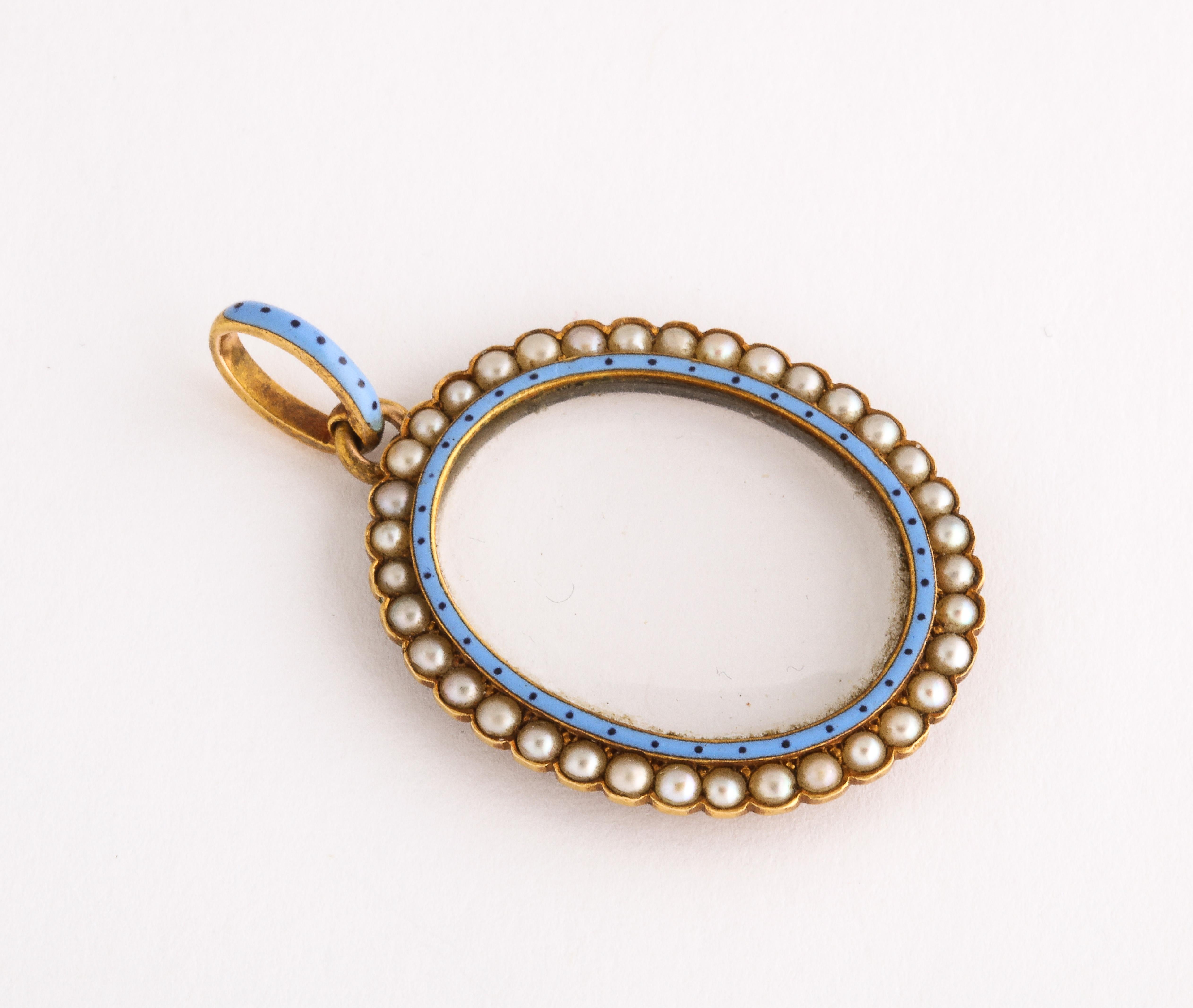 Taglio ovale Medaglione vittoriano Guiliano in cristallo di rocca con perle naturali e smalto in vendita