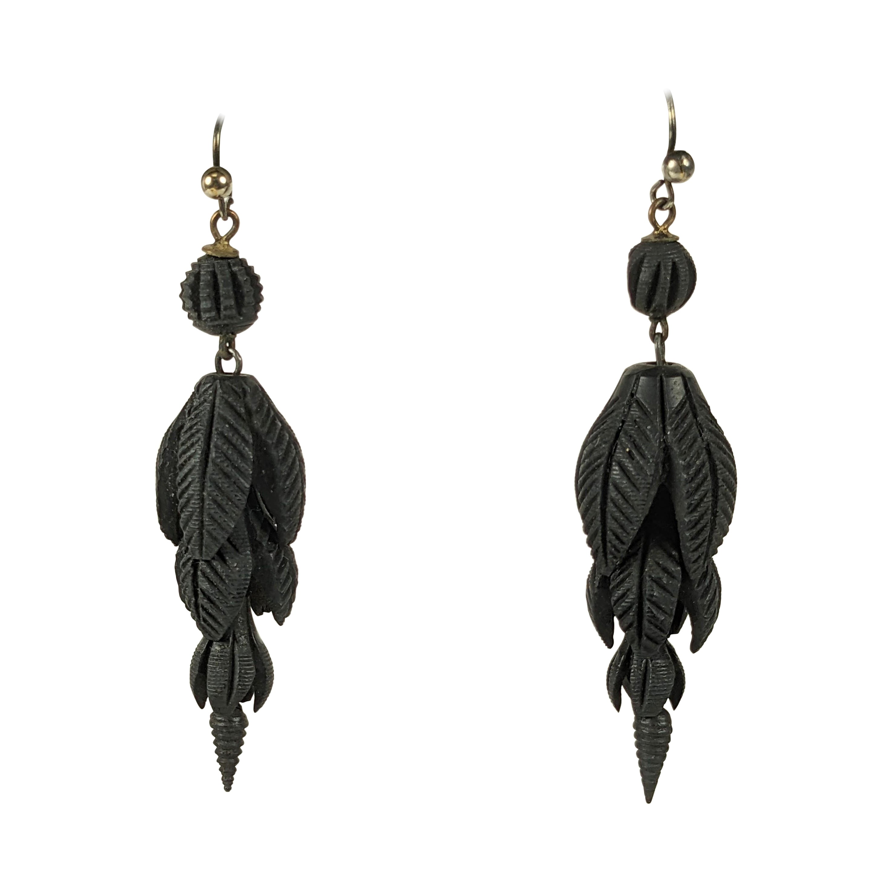 Pendientes Victorianos de Vainas Talladas en Gutta Percha