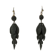 Boucles d'oreilles victoriennes en gutta-percha sculptées en forme de cosse