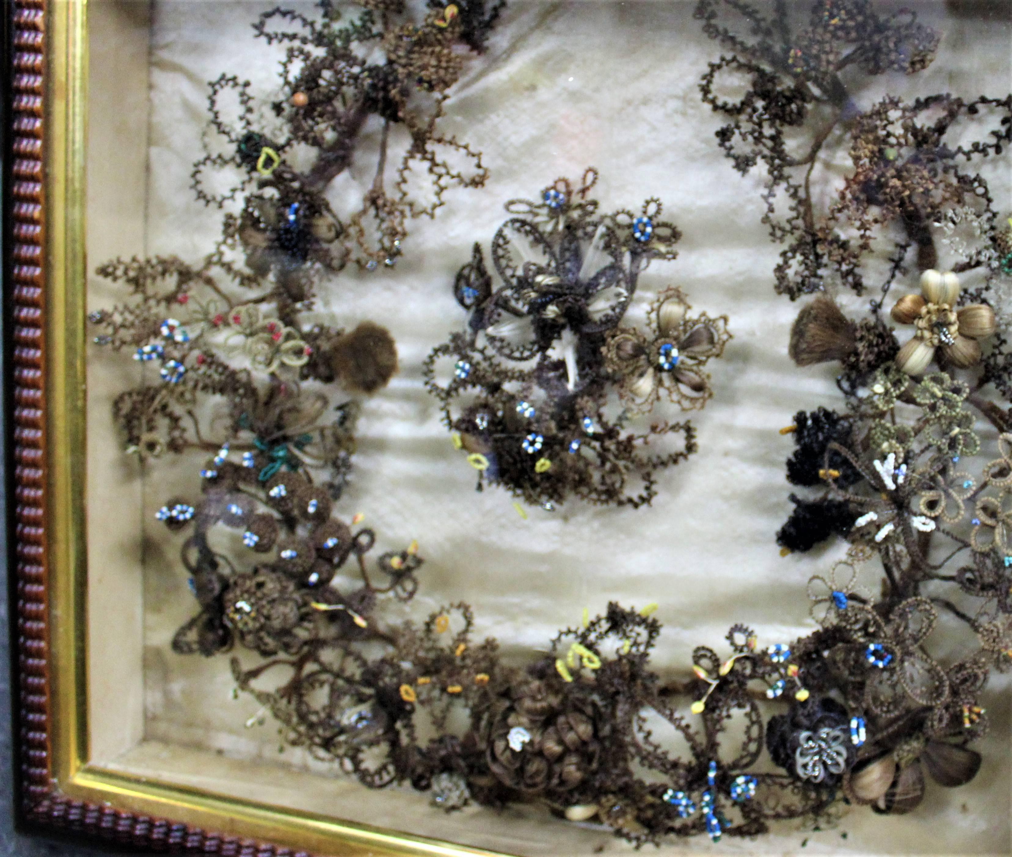 Victorien Circa 1860 Couronne de deuil en cheveux victorienne encadrée dans une boîte d'ombre en bois
