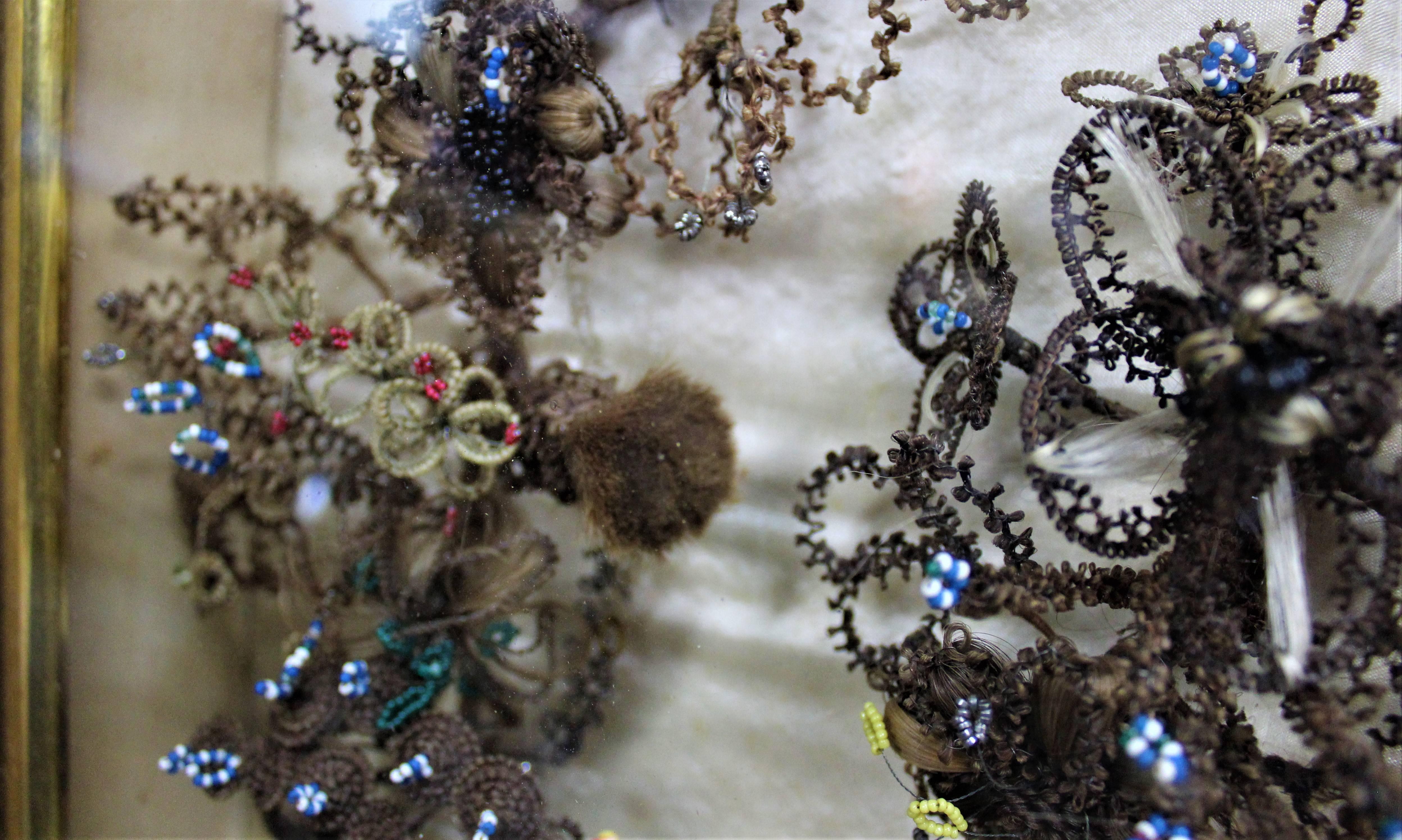 Circa 1860 Couronne de deuil en cheveux victorienne encadrée dans une boîte d'ombre en bois Bon état à Hamilton, Ontario