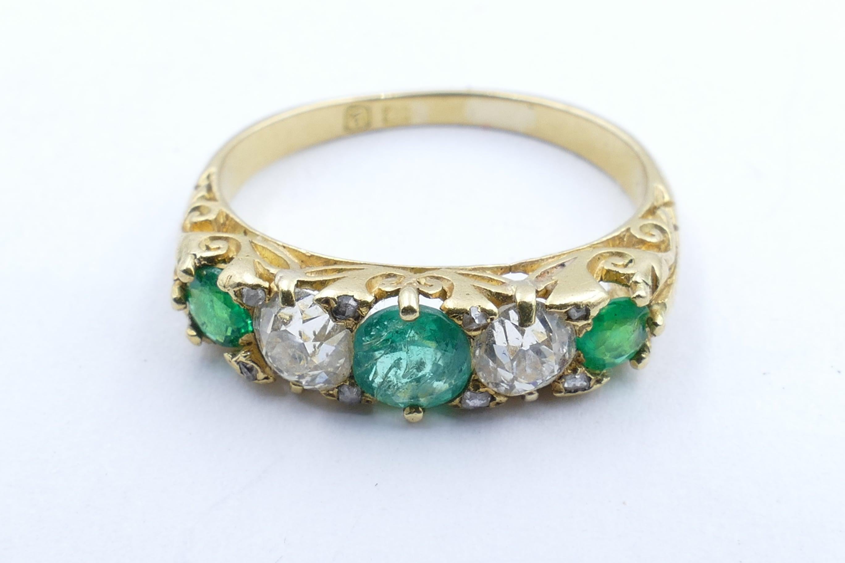 Victorian Hallmarked 18 Carat Yellow Gold Emerald and Diamond Carved Hoop Ring In Good Condition For Sale In Splitter's Creek, NSW