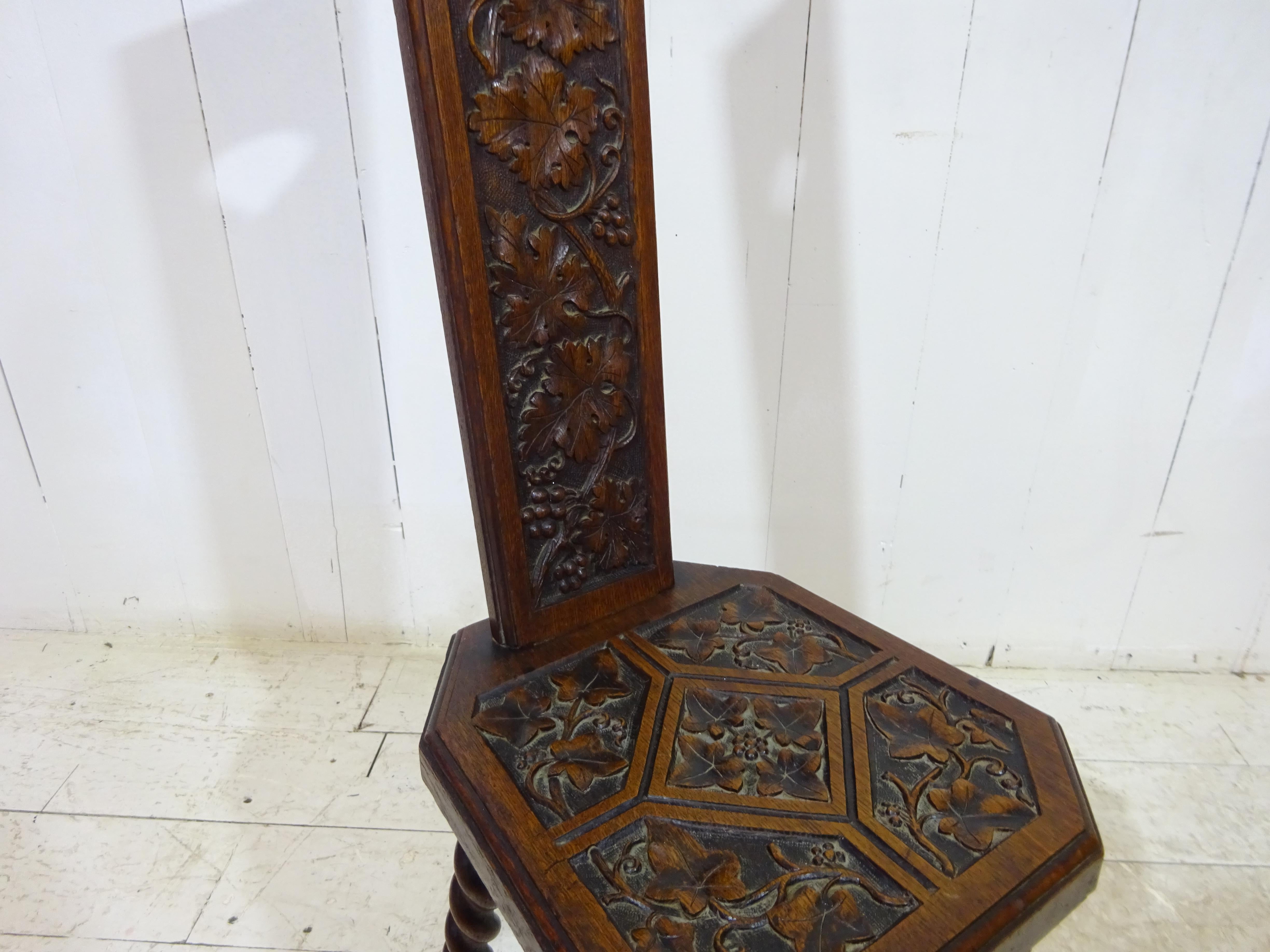 Chaise de salle victorienne sculptée à la main en vente 1