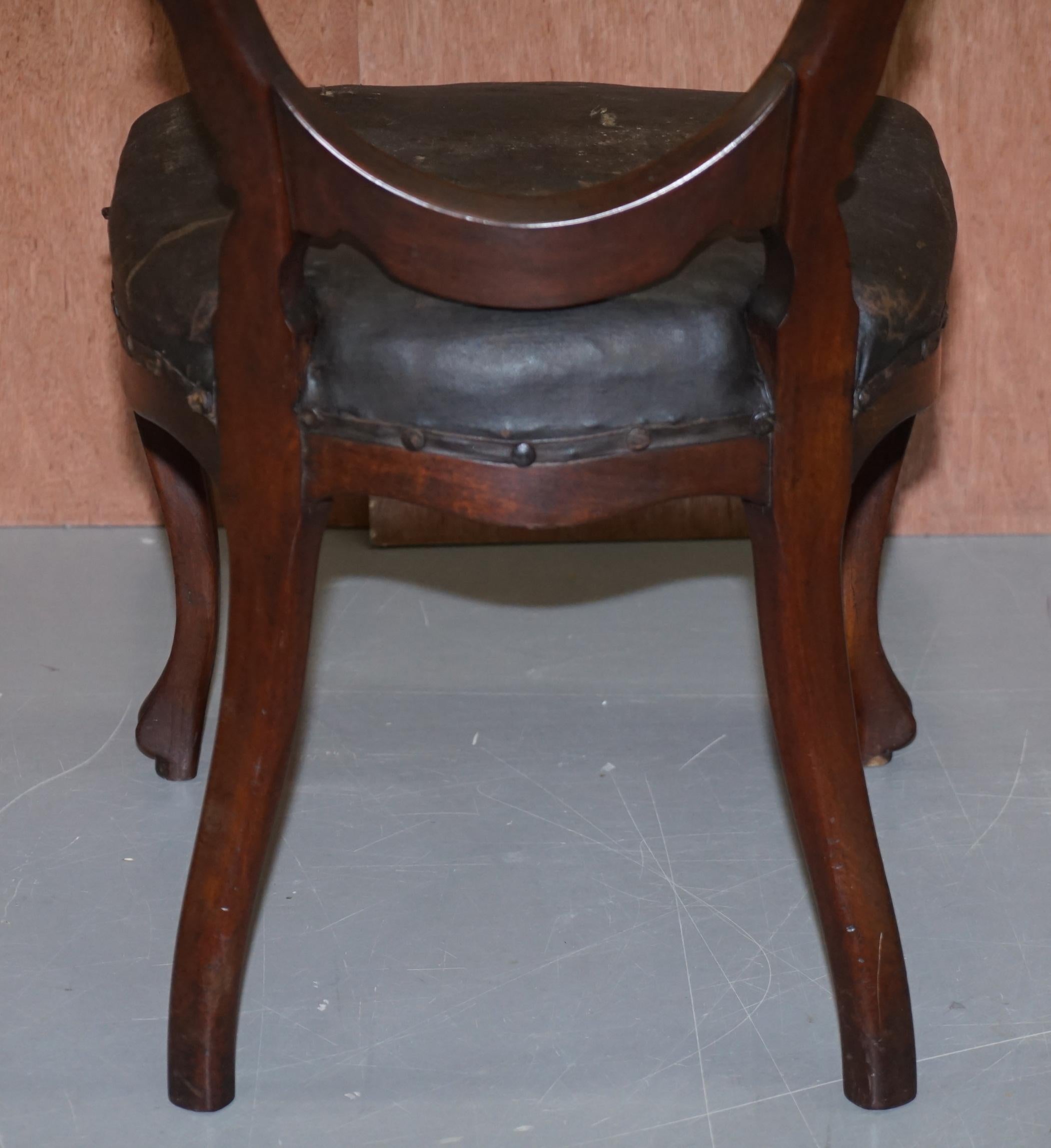 Chaise de salle à manger d'appoint victorienne en bois dur sculpté à la main à dos de cuillère et de médaillon en vente 3