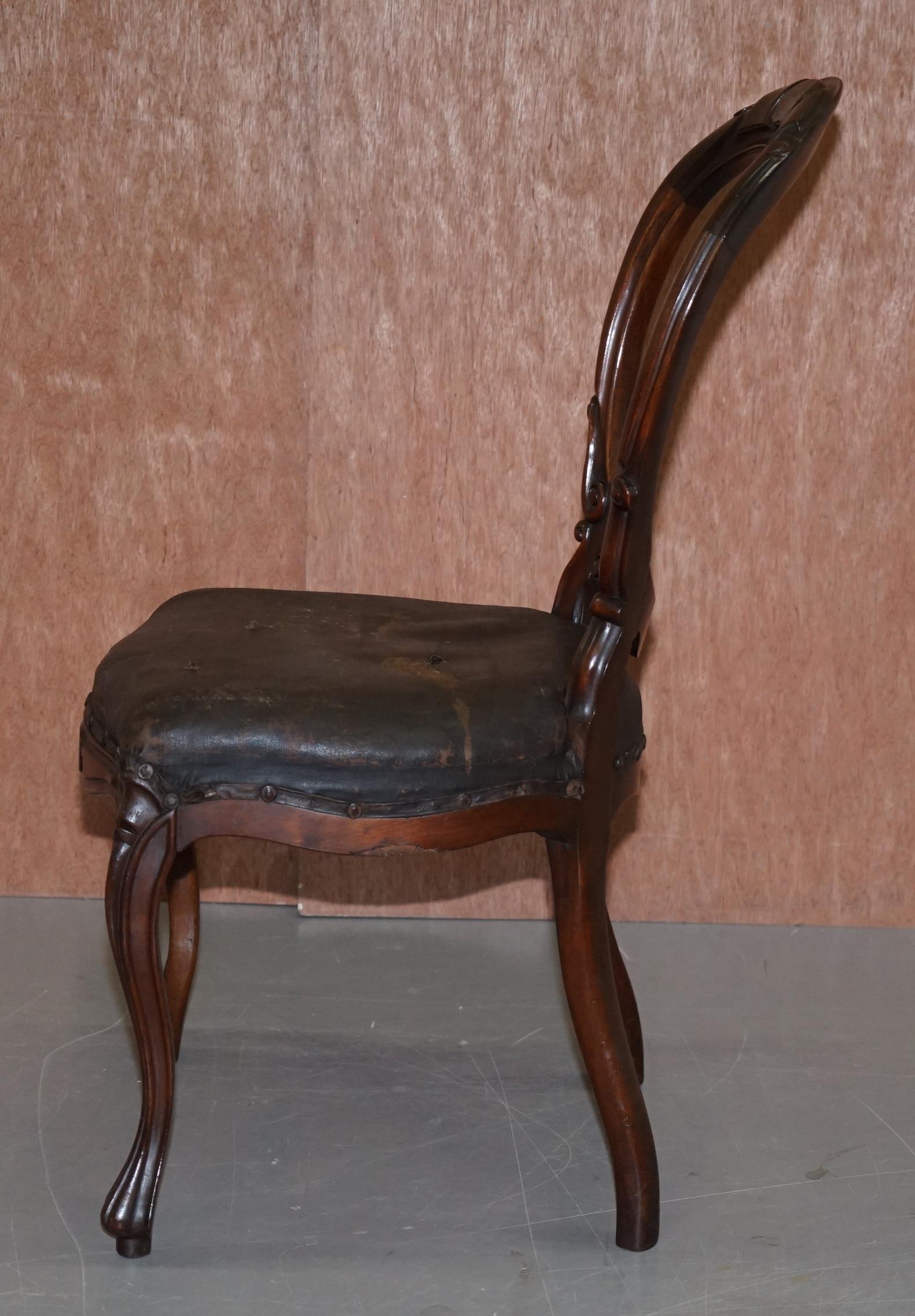 Chaise de salle à manger d'appoint victorienne en bois dur sculpté à la main à dos de cuillère et de médaillon en vente 4