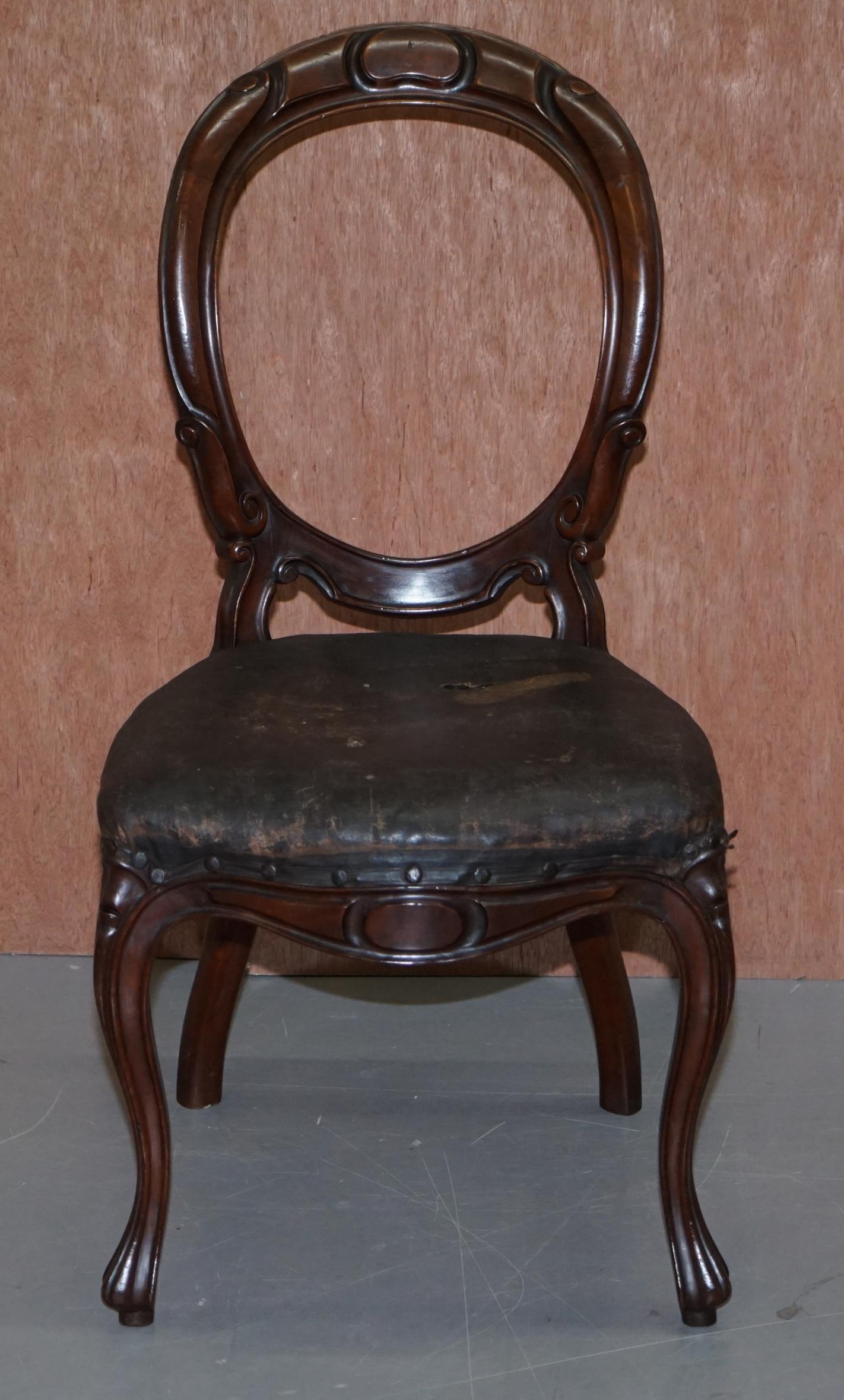 Nous sommes ravis d'offrir à la vente cette chaise de salle à manger victorienne à dossier en cuillère ou en médaillon, faite à la main, avec sa tapisserie d'origine.

Une belle chaise bien faite et décorative. Le cadre est sublime, sculpté de